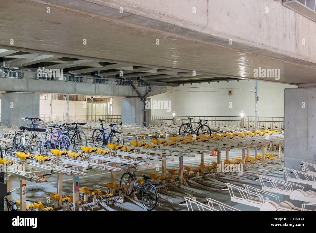 Tokio, Japan - 10. Januar 2016: Parkhaus für mehrstufige Fahrräder in der Nähe der Asakusa, Tokio, Japan. Stockfoto