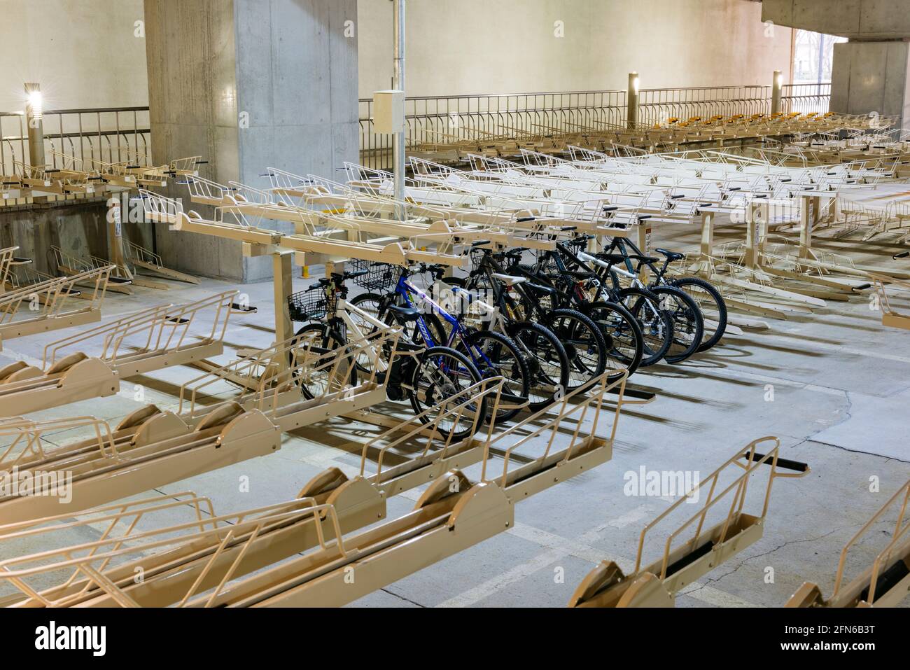 Tokio, Japan - 10. Januar 2016: Parkhaus für mehrstufige Fahrräder in der Nähe der Asakusa, Tokio, Japan. Stockfoto