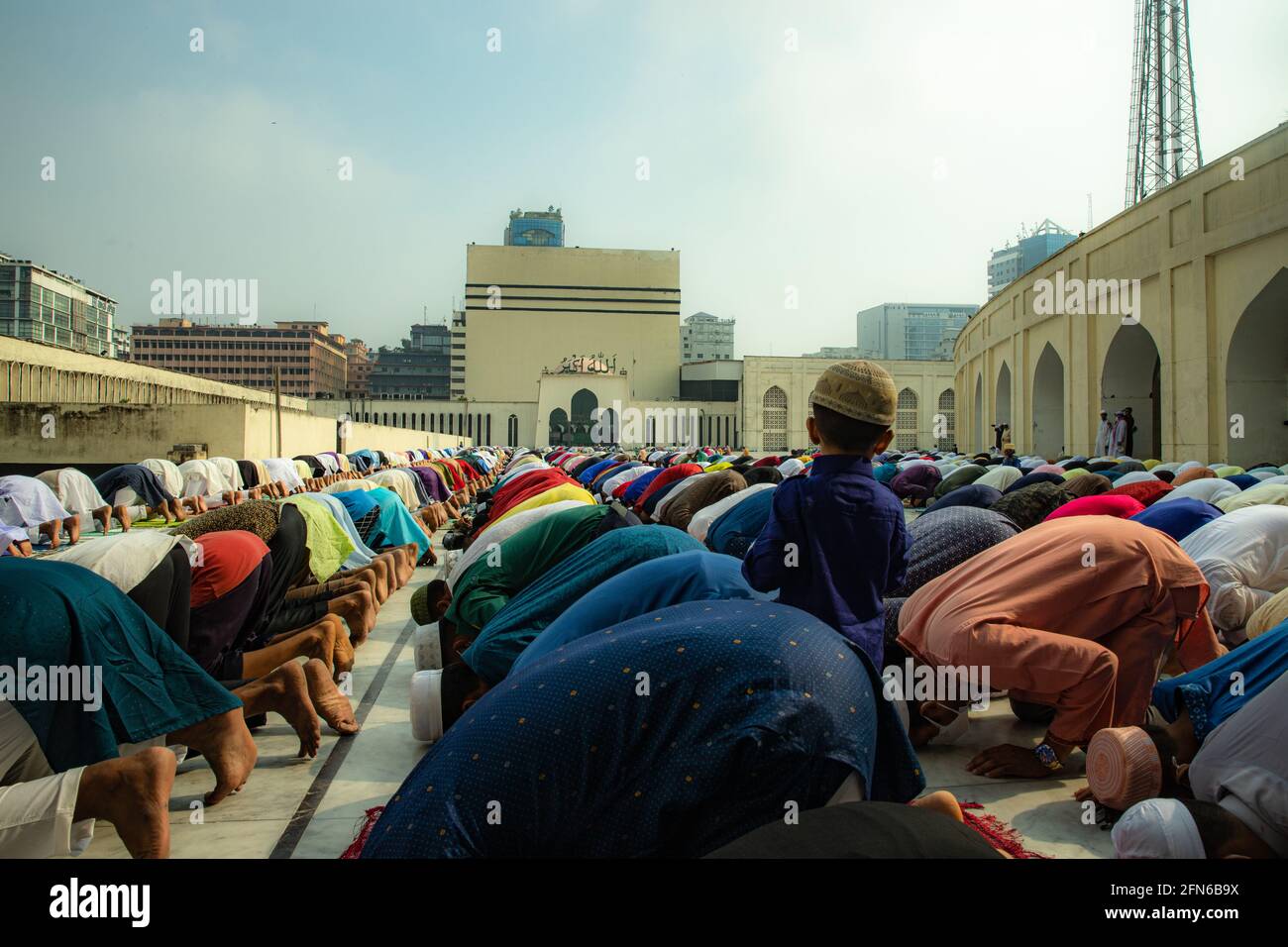 Millionen von Muslimen feiern das Ende des heiligen Monats Ramadan im Schatten der Pandemie. Stockfoto