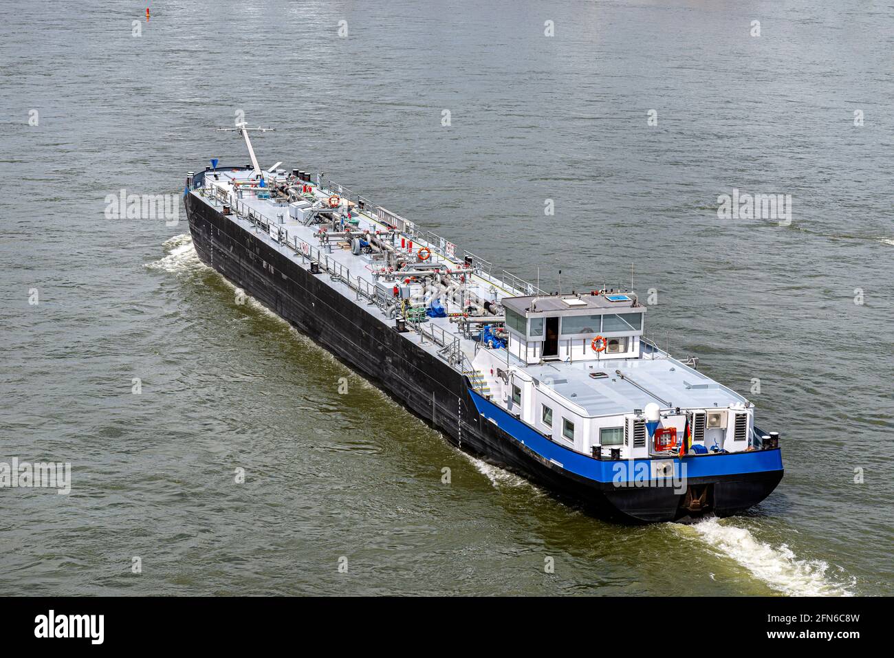 Ein großer Lastkahn für den Transport flüssiger Kraftstoffe, der in Deutschland auf dem Rhein segelt. Transport von Öl, Gas und Benzin, Draufsicht. Stockfoto