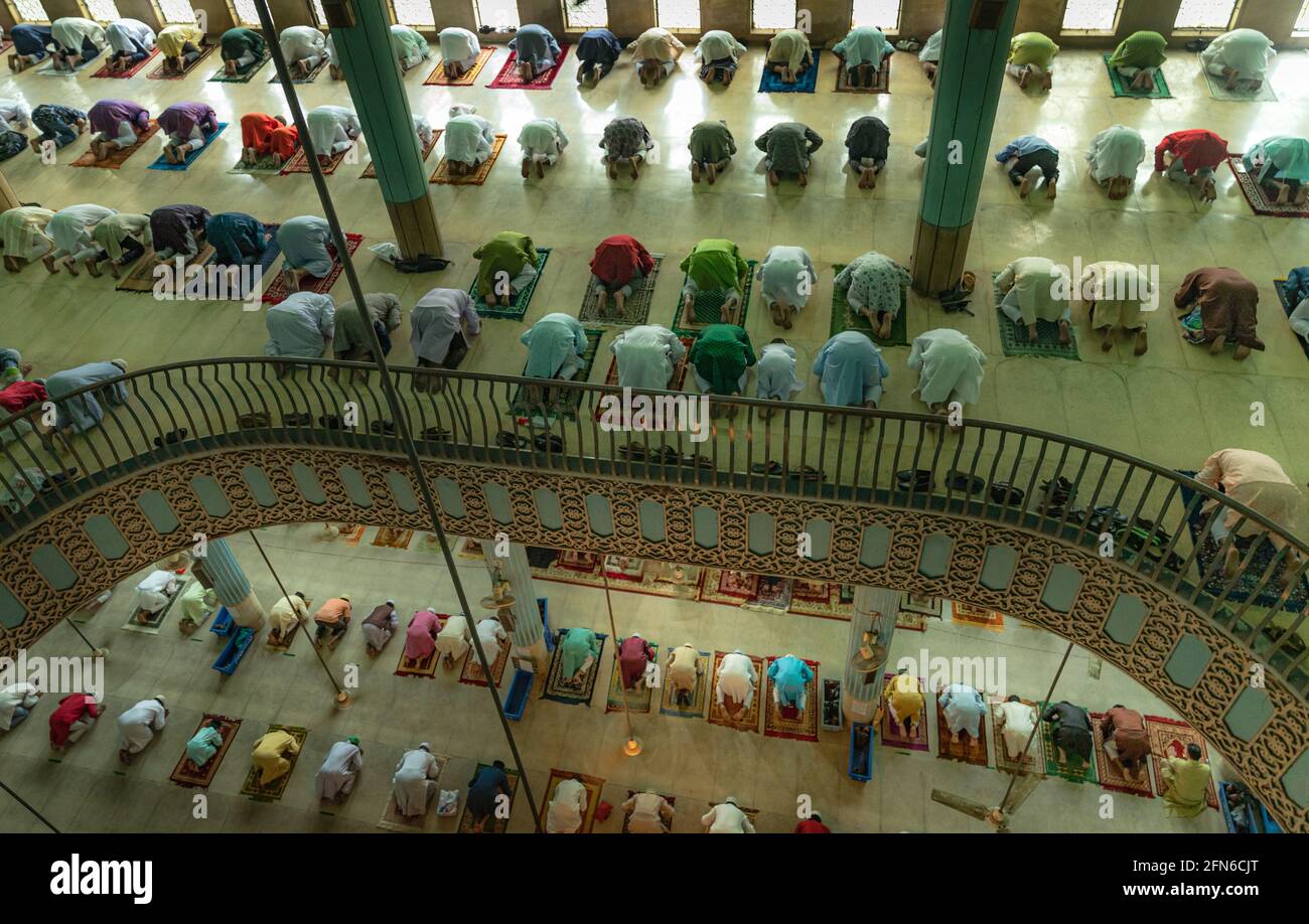 Millionen von Muslimen feiern das Ende des heiligen Monats Ramadan im Schatten der Pandemie. Stockfoto