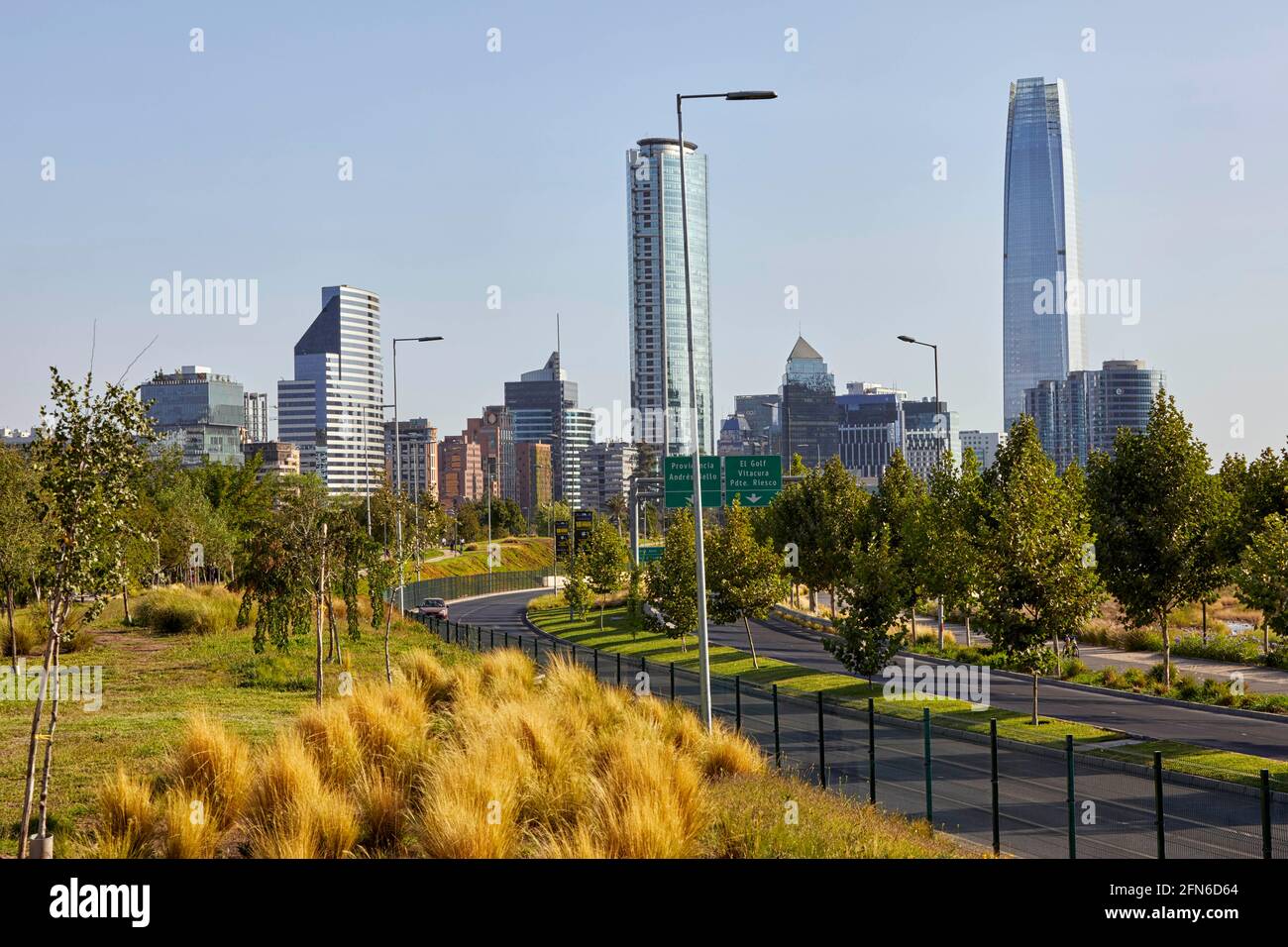 Parque Bicentenario mit Blick auf den Torre Costanera in Santiago Chile Südamerika Stockfoto