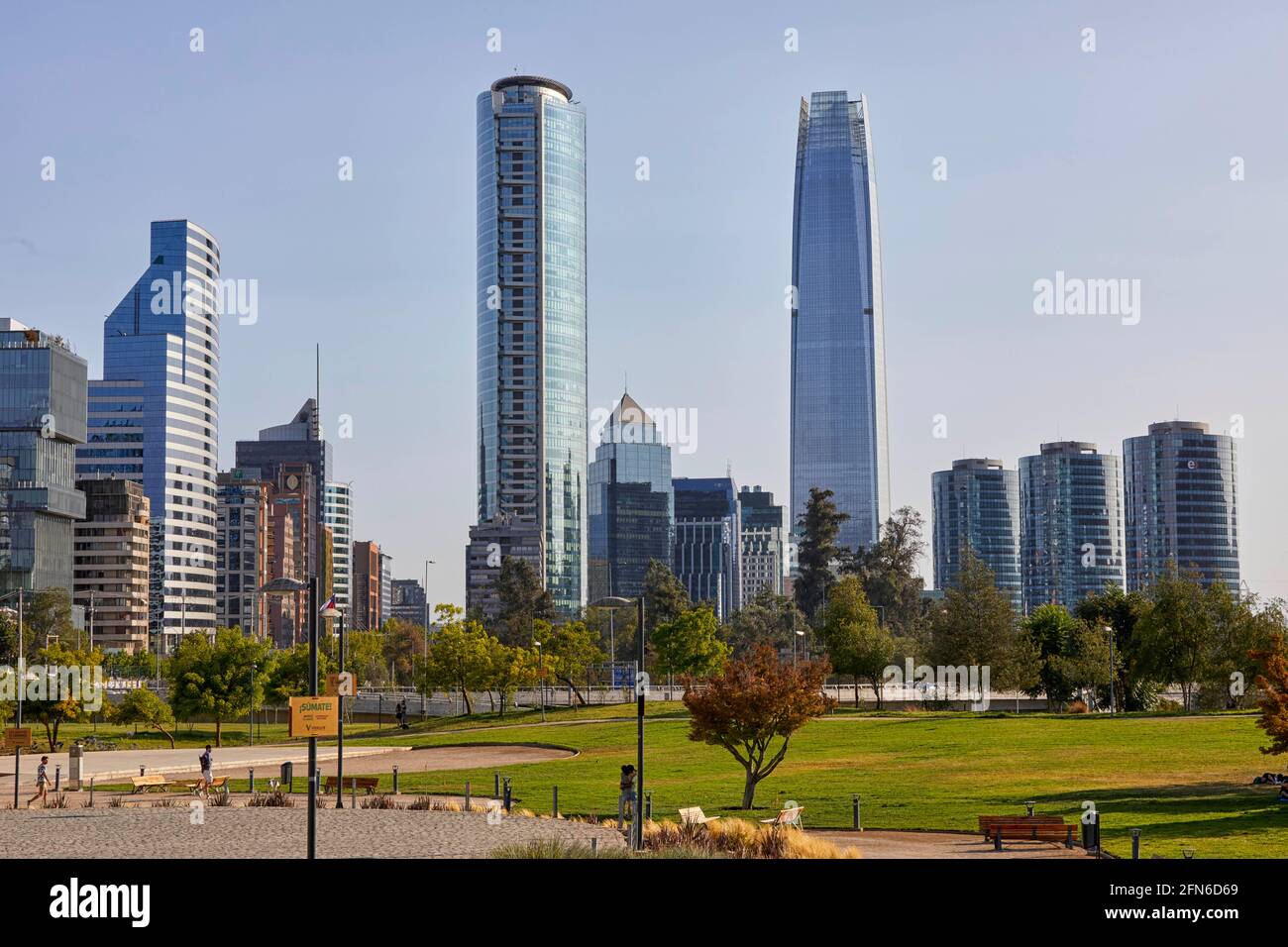 Parque Bicentenario mit Blick auf den Torre Costanera in Santiago Chile Südamerika Stockfoto