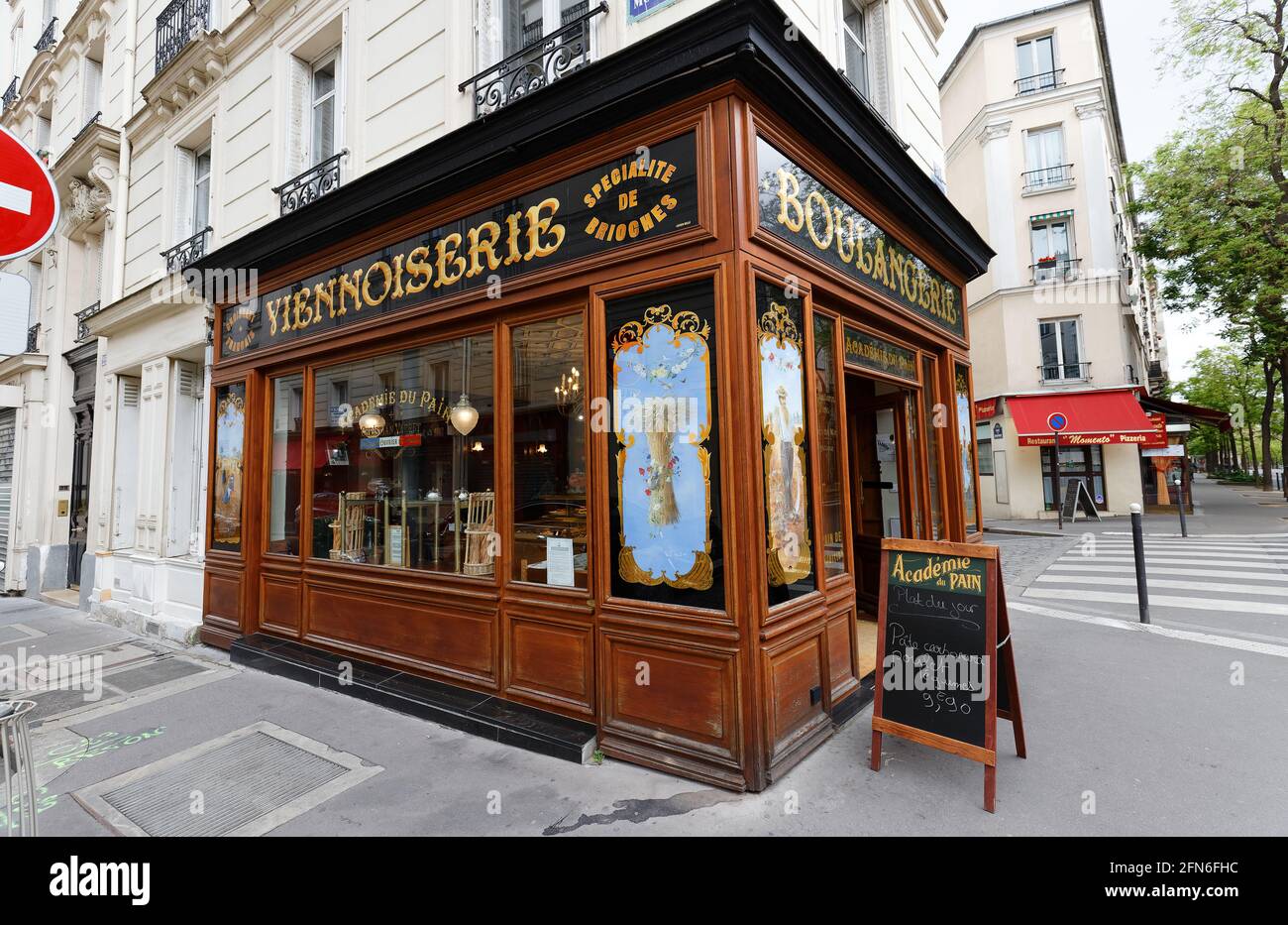Die alte Bäckerei und Konditorei Academie du Pain befindet sich im 14.  Bezirk von Paris. Die Vorderseite zeigt die Ornamente aus Holz, unter Glas  gesetzt, mit Stockfotografie - Alamy