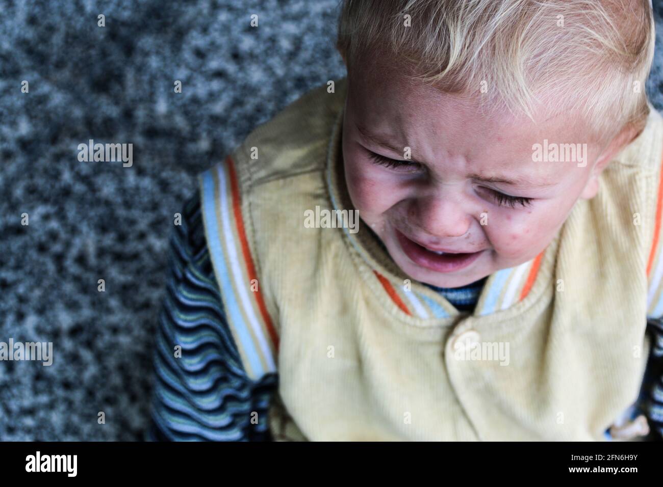 Gaza, Palästina. Mai 2021. Ein weinendes Baby wurde in einer Schule der Vereinten Nationen (UN) in Gaza-Stadt gesehen, in der palästinensische Familien Zuflucht suchen, nachdem sie während der israelischen Luftangriffe aus ihren Häusern im Stadtteil Shejaiya und in der Stadt Beit Lahia fliehen mussten, inmitten des eskalierenden Aufflackers der israelisch-palästinensischen Gewalt. (Foto von Ahmed Zakot/SOPA Images/Sipa USA) Quelle: SIPA USA/Alamy Live News Stockfoto