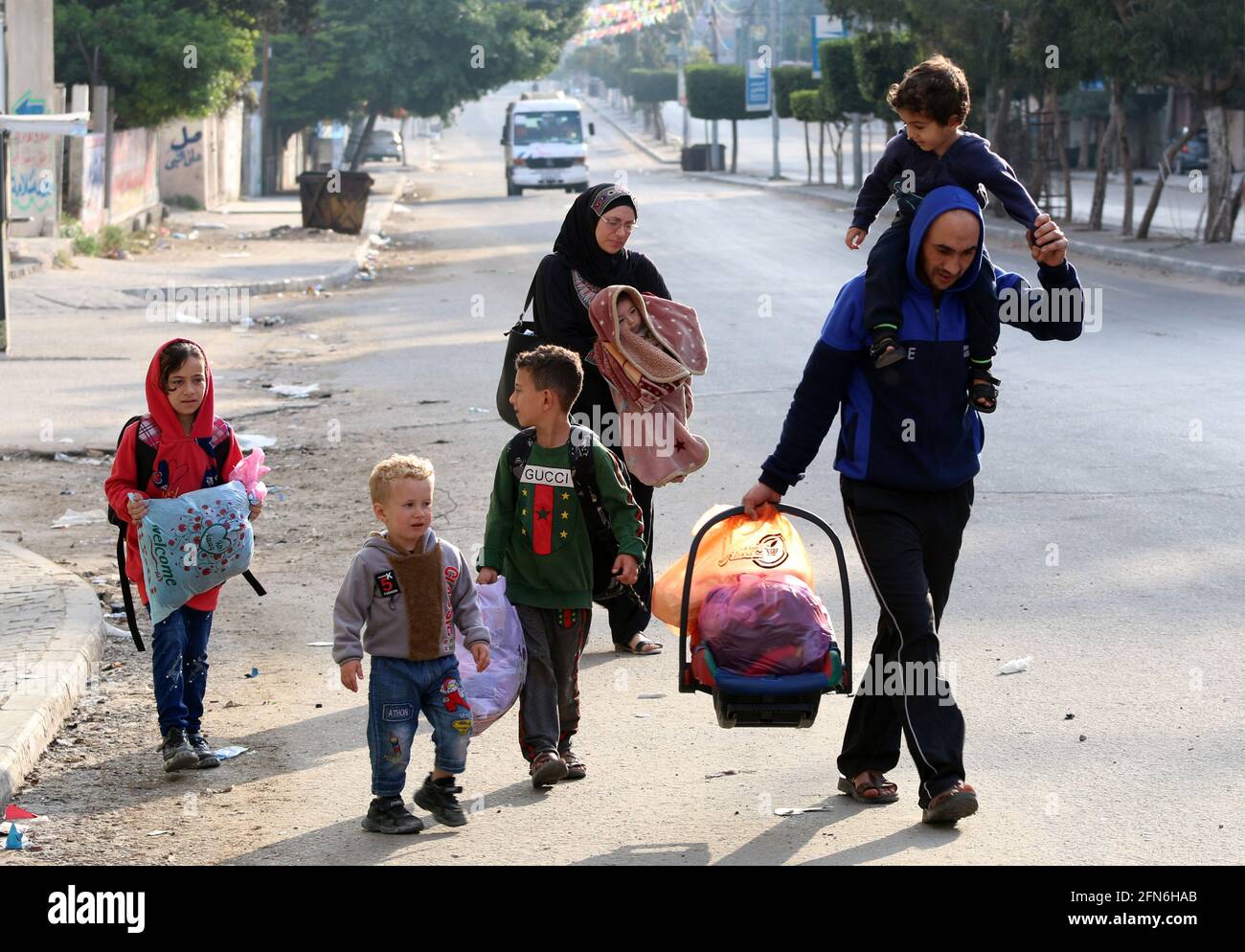 Gaza, Palästina. Mai 2021. Während eines israelischen Luftanschlags auf Gaza-Stadt fliehen Palästinenser aus ihren Häusern in der Nachbarschaft von Shejaiya, inmitten des eskalierenden Aufflackers der israelisch-palästinensischen Gewalt. (Foto von Ahmed Zakot/SOPA Images/Sipa USA) Quelle: SIPA USA/Alamy Live News Stockfoto