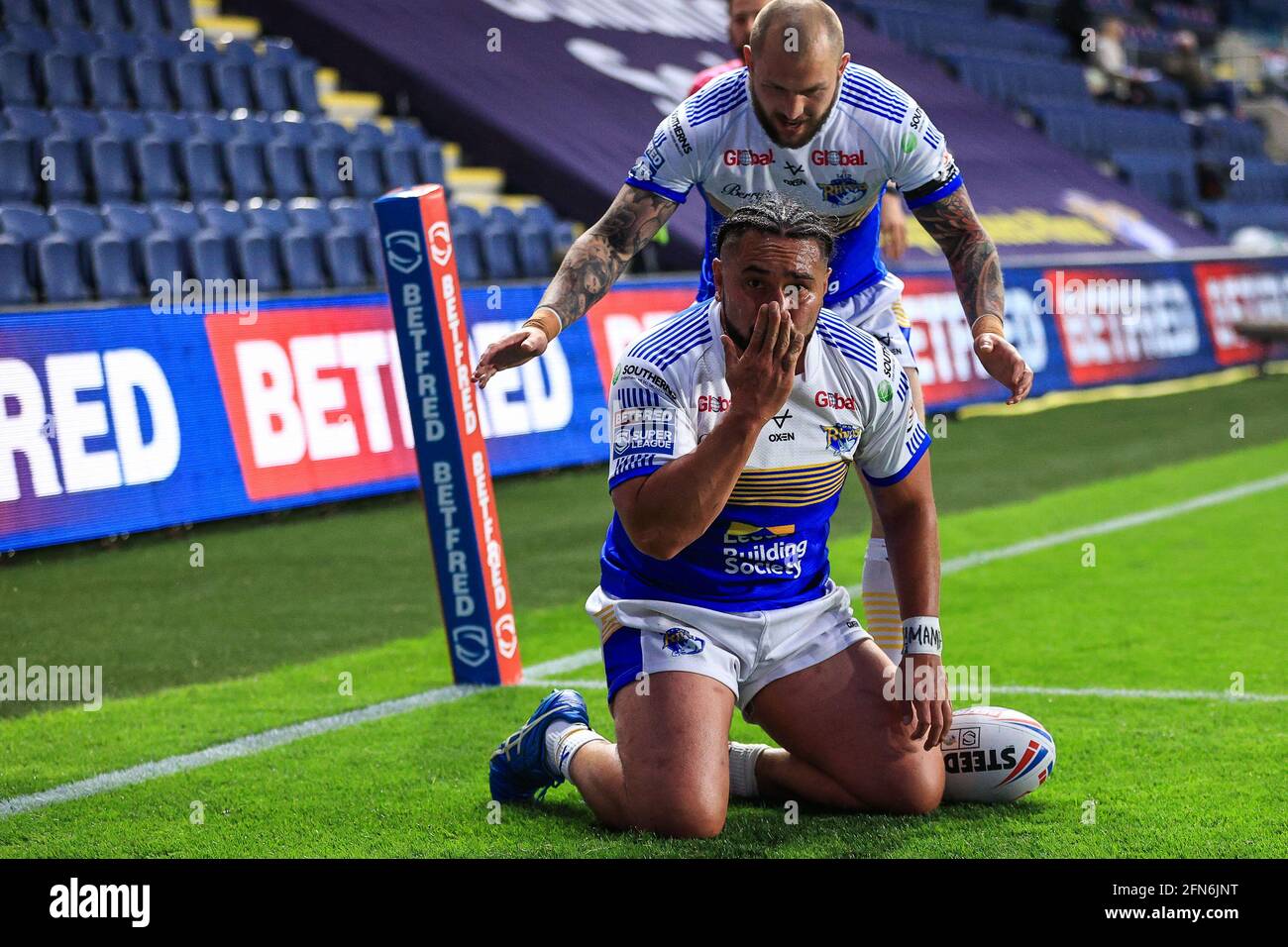 Konrad Hurrell (4) von Leeds Rhinos feiert seinen Versuch und küsst sich, am 5/14/2021. (Foto von Mark Cosgrove/News Images/Sipa USA) Quelle: SIPA USA/Alamy Live News Stockfoto