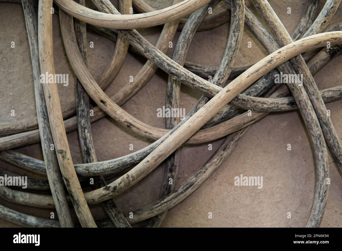 Alte rostige Bündeln und Knoten aus dicken Metalldrähten Stockfoto