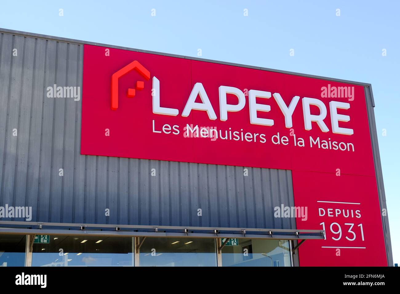 Außenansicht eines LAPEYRE-Ladens in Vitrolles.die Lapeyre-Kette wird an die deutsche Industrieholding mutares verkauft. Die Saint-Gobain-Gruppe verhandelt mit der deutschen Holdinggesellschaft mutares über den Verkauf ihrer Marke „LAPEYRE“. Am Montag, den 10. Mai, fand eine Anhörung vor dem Handelsgericht in Paris statt, um die Genehmigung des Verkaufs zu prüfen. Die endgültige Entscheidung wird voraussichtlich am 1. Juni 2021 getroffen. In der Gruppe von 3,500 Mitarbeitern, die vier der zehn Fabriken und 19 Geschäfte der 126 Unternehmen schließen konnte, konnten mehr als 700 Arbeitsplätze gekürzt werden. Stockfoto