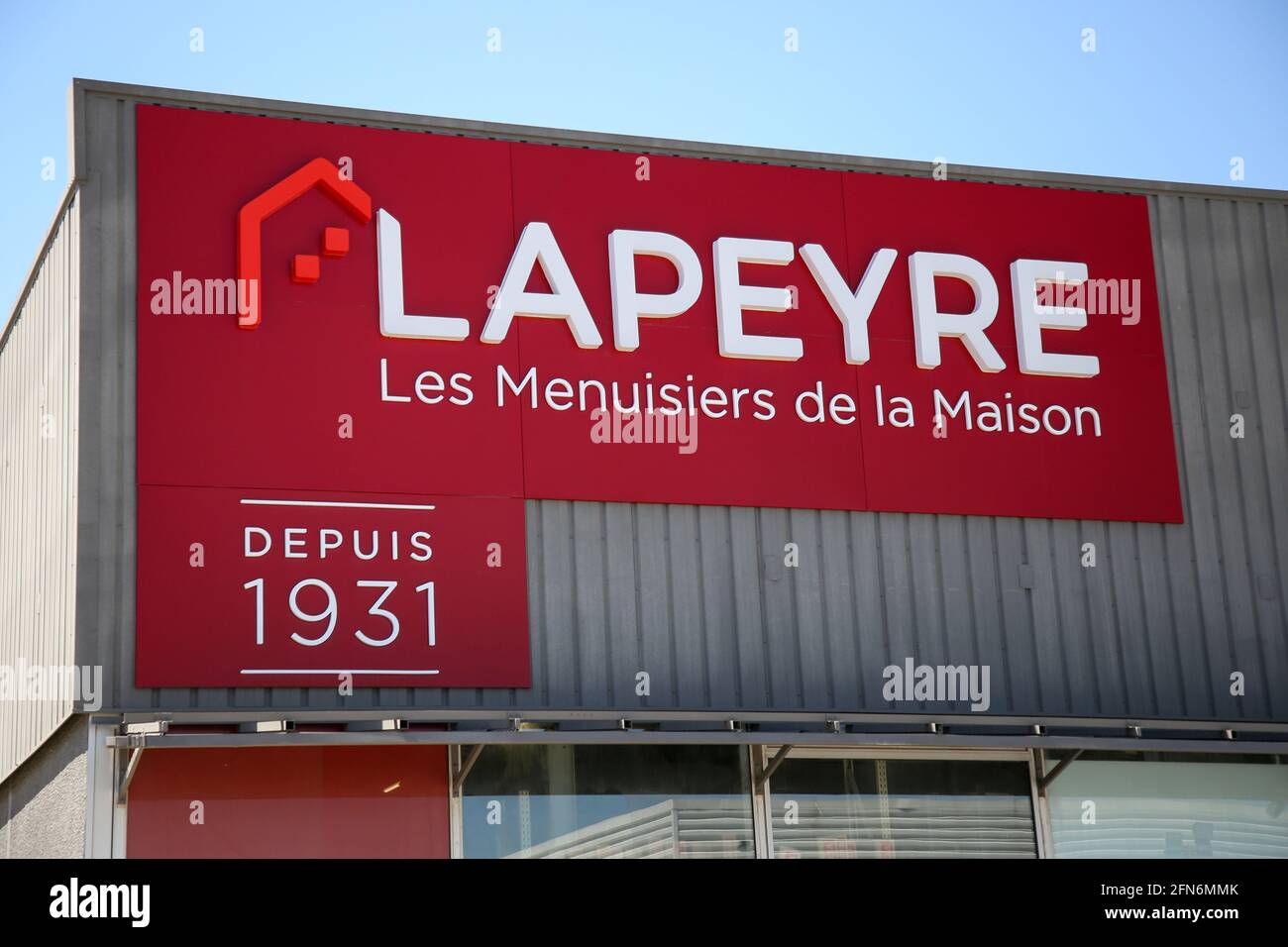 Außenansicht eines LAPEYRE-Ladens in Vitrolles.die Lapeyre-Kette wird an die deutsche Industrieholding mutares verkauft. Die Saint-Gobain-Gruppe verhandelt mit der deutschen Holdinggesellschaft mutares über den Verkauf ihrer Marke „LAPEYRE“. Am Montag, den 10. Mai, fand eine Anhörung vor dem Handelsgericht in Paris statt, um die Genehmigung des Verkaufs zu prüfen. Die endgültige Entscheidung wird voraussichtlich am 1. Juni 2021 getroffen. In der Gruppe von 3,500 Mitarbeitern, die vier der zehn Fabriken und 19 Geschäfte der 126 Unternehmen schließen konnte, konnten mehr als 700 Arbeitsplätze gekürzt werden. (Foto von Denis Thaust/SOPA Images/Si Stockfoto