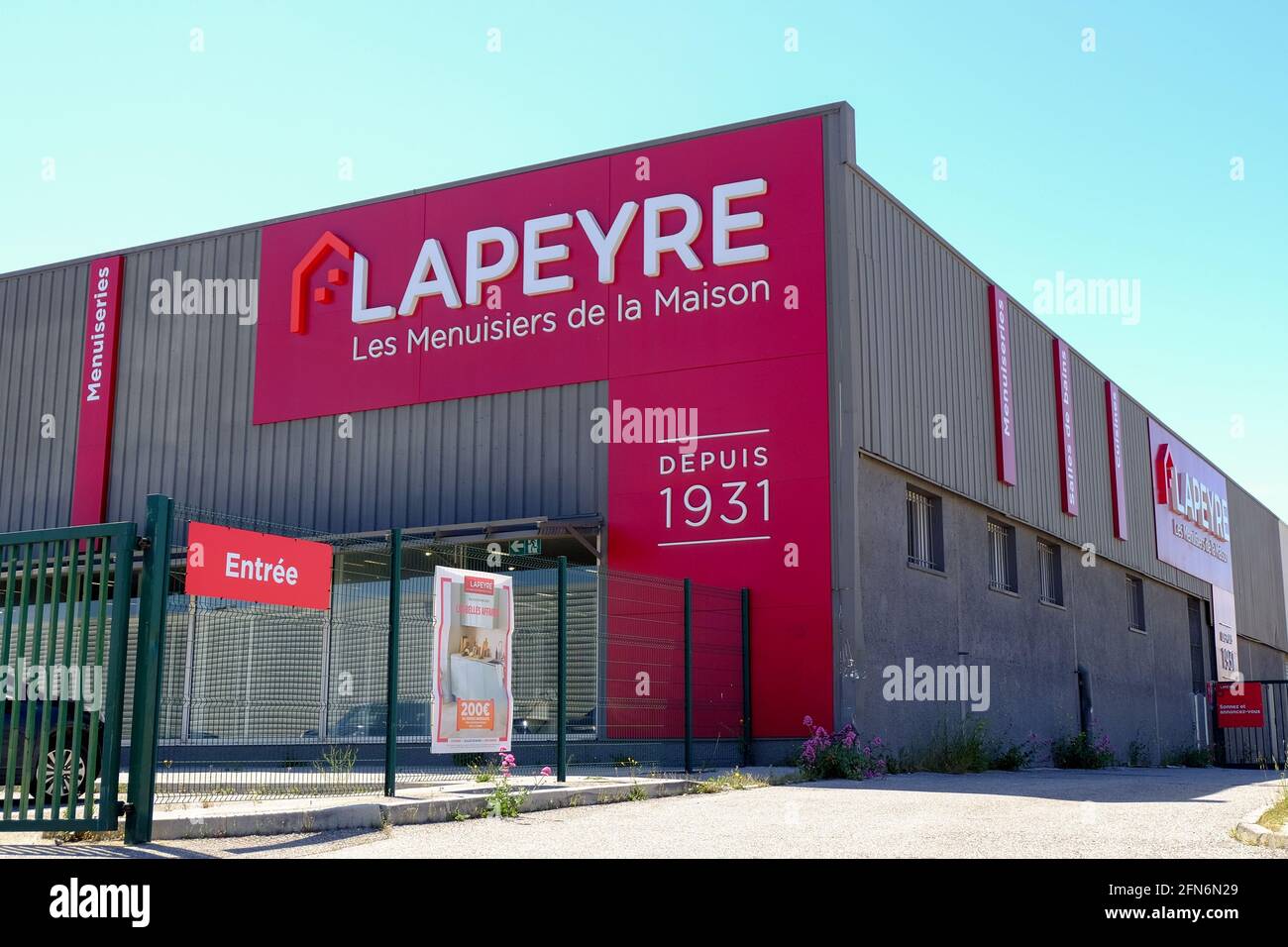 Vitrolles, Frankreich. Mai 2021. Außenansicht eines LAPEYRE-Ladens in Vitrolles.die Lapeyre-Kette wird an die deutsche Industrieholding mutares verkauft. Die Saint-Gobain-Gruppe verhandelt mit der deutschen Holdinggesellschaft mutares über den Verkauf ihrer Marke „LAPEYRE“. Am Montag, den 10. Mai, fand eine Anhörung vor dem Handelsgericht in Paris statt, um die Genehmigung des Verkaufs zu prüfen. Die endgültige Entscheidung wird voraussichtlich am 1. Juni 2021 getroffen. In der Gruppe von 3,500 Mitarbeitern, die vier der zehn Fabriken und 19 Geschäfte der 126 Unternehmen schließen konnte, konnten mehr als 700 Arbeitsplätze gekürzt werden. ( Stockfoto