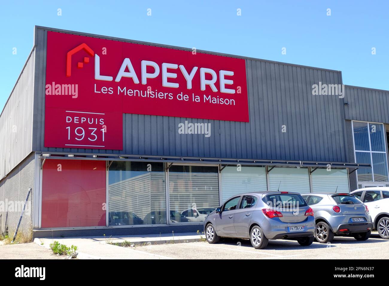 Vitrolles, Frankreich. Mai 2021. Außenansicht eines LAPEYRE-Ladens in Vitrolles.die Lapeyre-Kette wird an die deutsche Industrieholding mutares verkauft. Die Saint-Gobain-Gruppe verhandelt mit der deutschen Holdinggesellschaft mutares über den Verkauf ihrer Marke „LAPEYRE“. Am Montag, den 10. Mai, fand eine Anhörung vor dem Handelsgericht in Paris statt, um die Genehmigung des Verkaufs zu prüfen. Die endgültige Entscheidung wird voraussichtlich am 1. Juni 2021 getroffen. In der Gruppe von 3,500 Mitarbeitern, die vier der zehn Fabriken und 19 Geschäfte der 126 Unternehmen schließen konnte, konnten mehr als 700 Arbeitsplätze gekürzt werden. ( Stockfoto