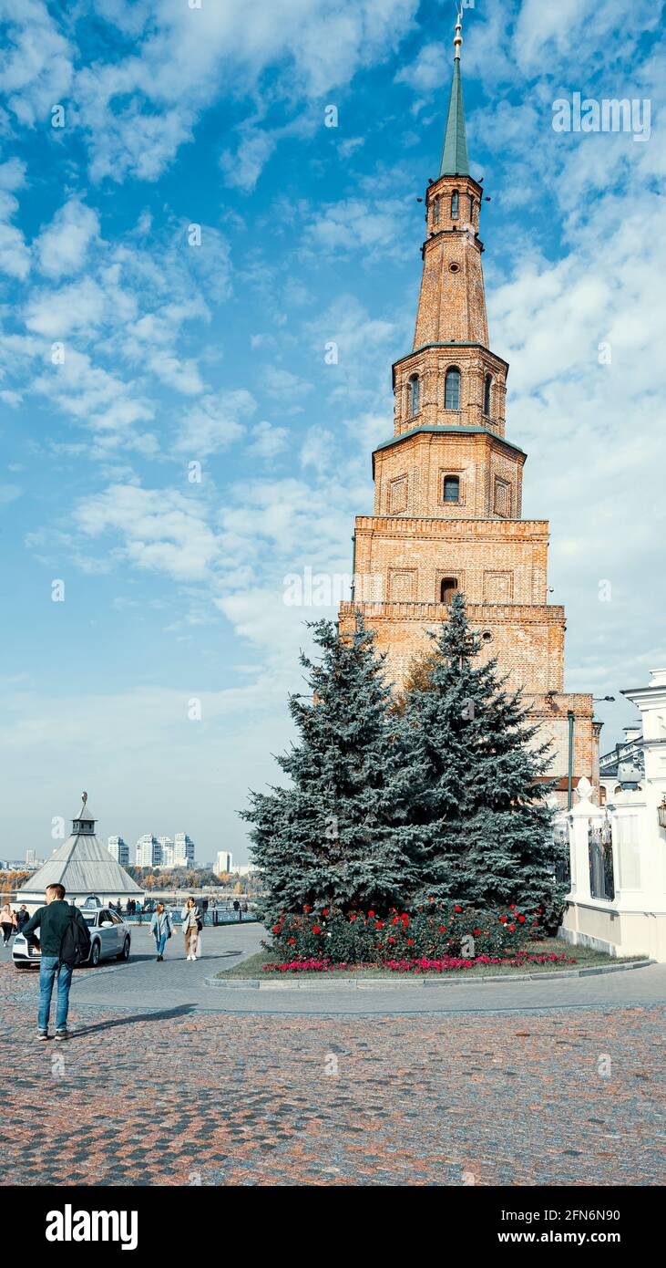 KAZAN, RUSSLAND - 07. OKTOBER 2020: Schiefer Soyembika-Turm im Kazan-Kreml Stockfoto