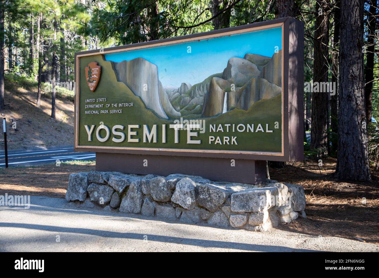 Das Yosemite National Park Schild am Highway 120 Eingang zum Park. Stockfoto