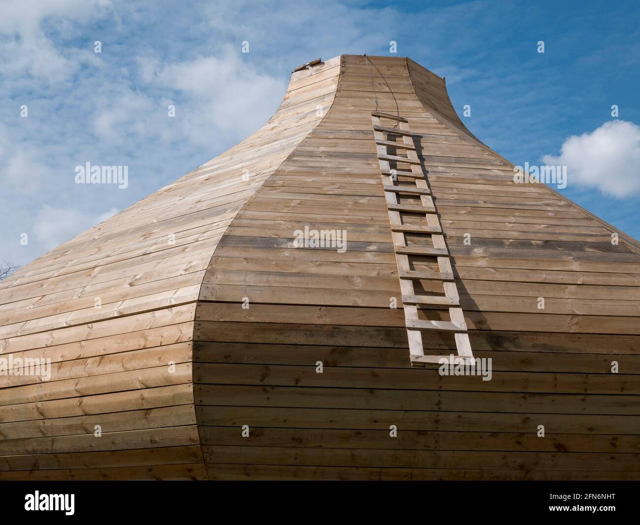 Unfertige zwiebelförmige Kuppel aus Holz mit einer Leiter im Hintergrund des Himmels. Traditionelle Architektur Stockfoto