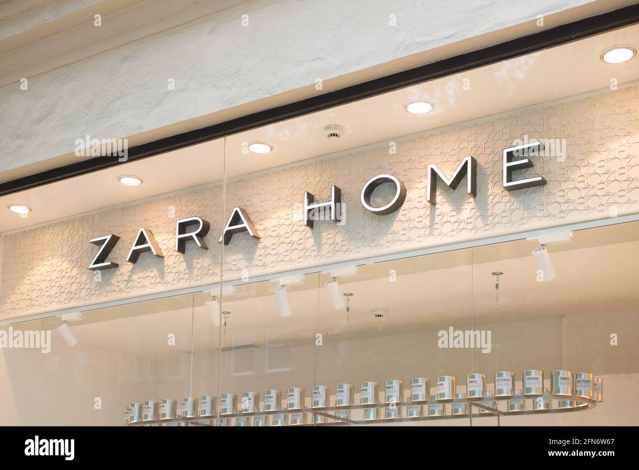 Zara Home Logo Shop Store Zeichen Stockfotografie - Alamy