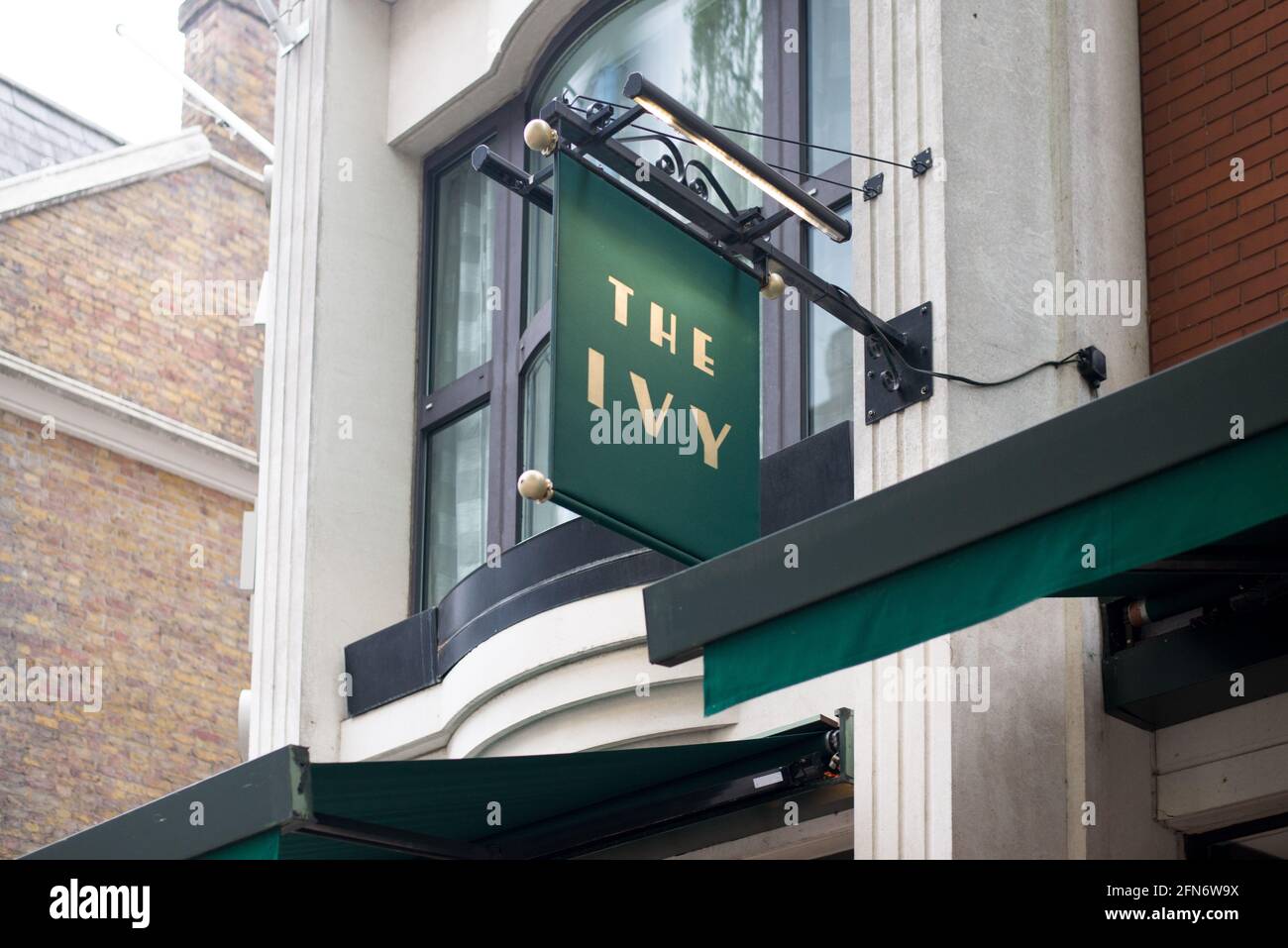 The Ivy Kensington Brasserie Cafe Logo Shop Sign Stockfoto