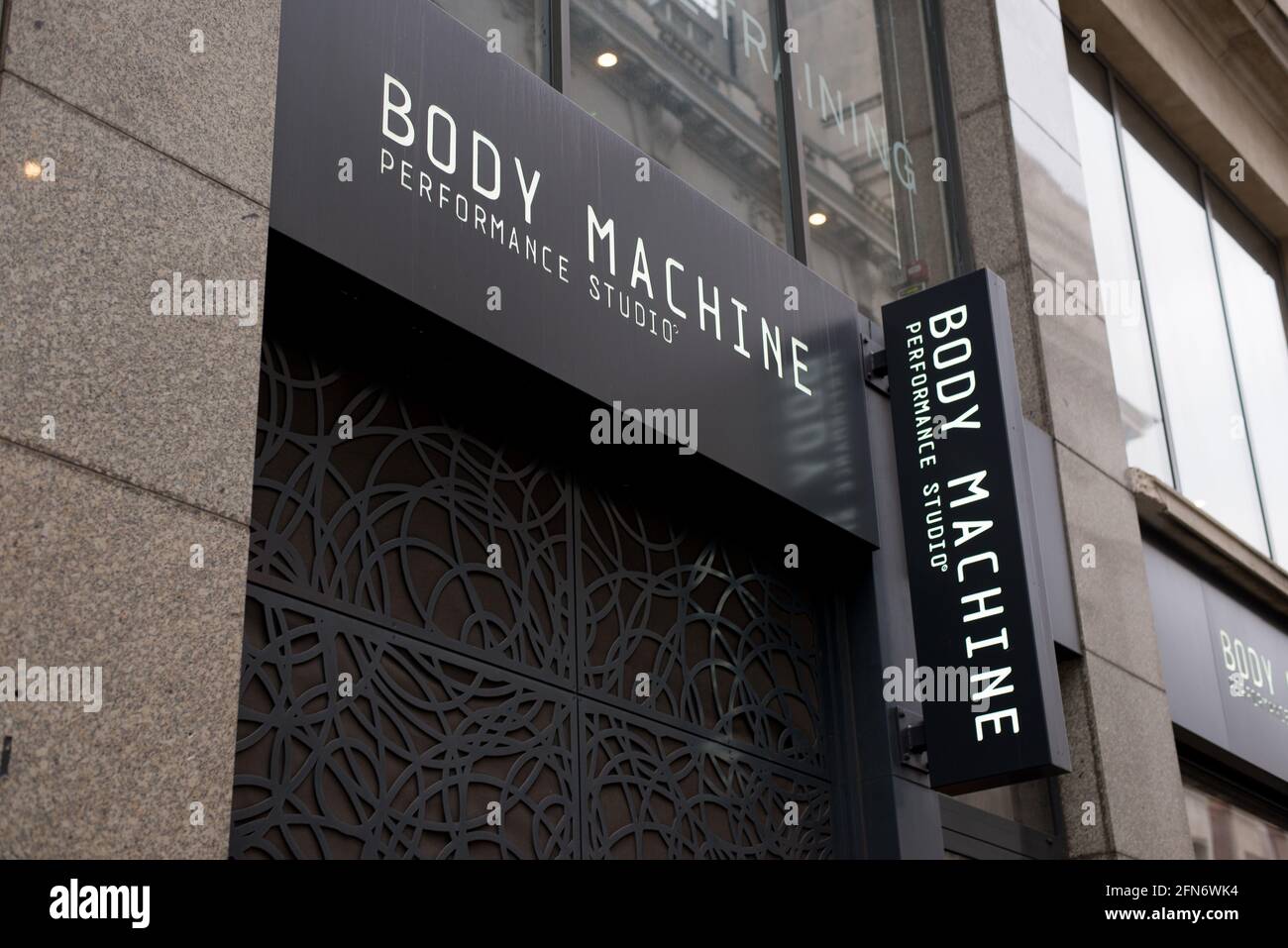 Body Machine Gym Logo Shop Schild Vorne Stockfoto