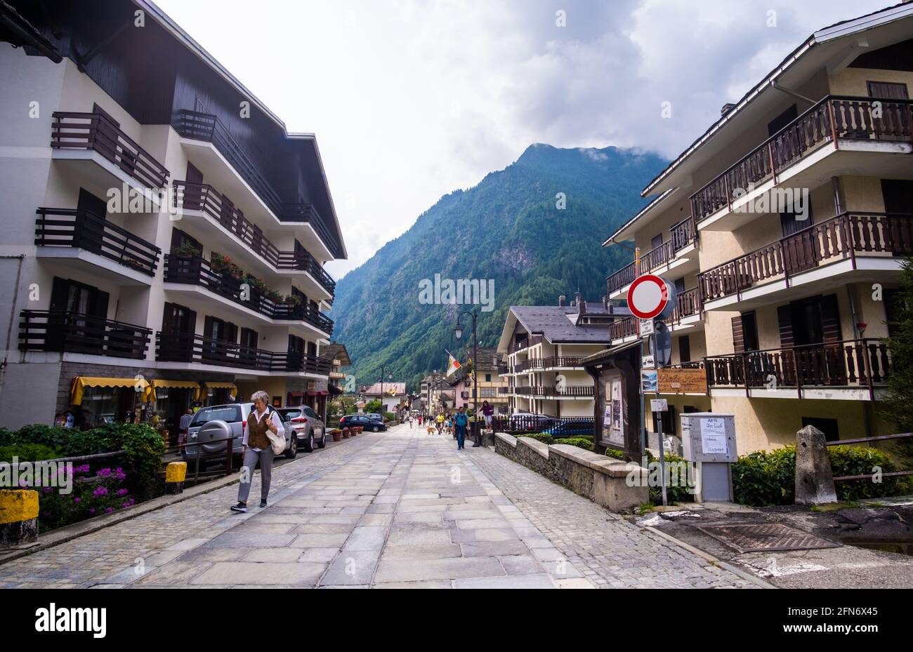 Alagna Valsesia, Italien - 22. August 2019: Schönes italienisches Dorf am Fuße des Berges Stockfoto