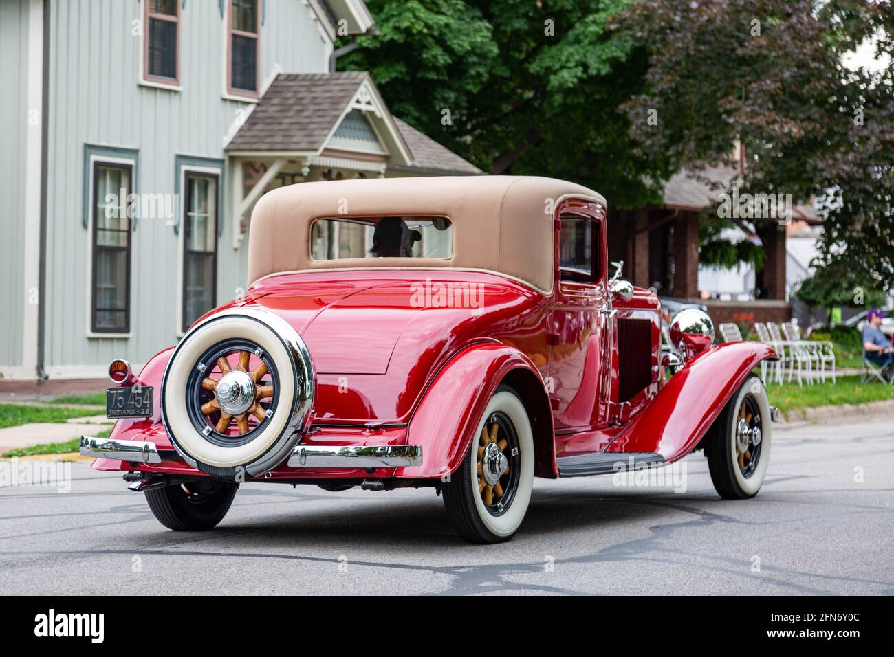 Ein antikes rotes Auburn Coupé aus dem Jahr 1932 nimmt an der ACD Festival Parade 2019 in Auburn, Indiana, USA, Teil. Stockfoto