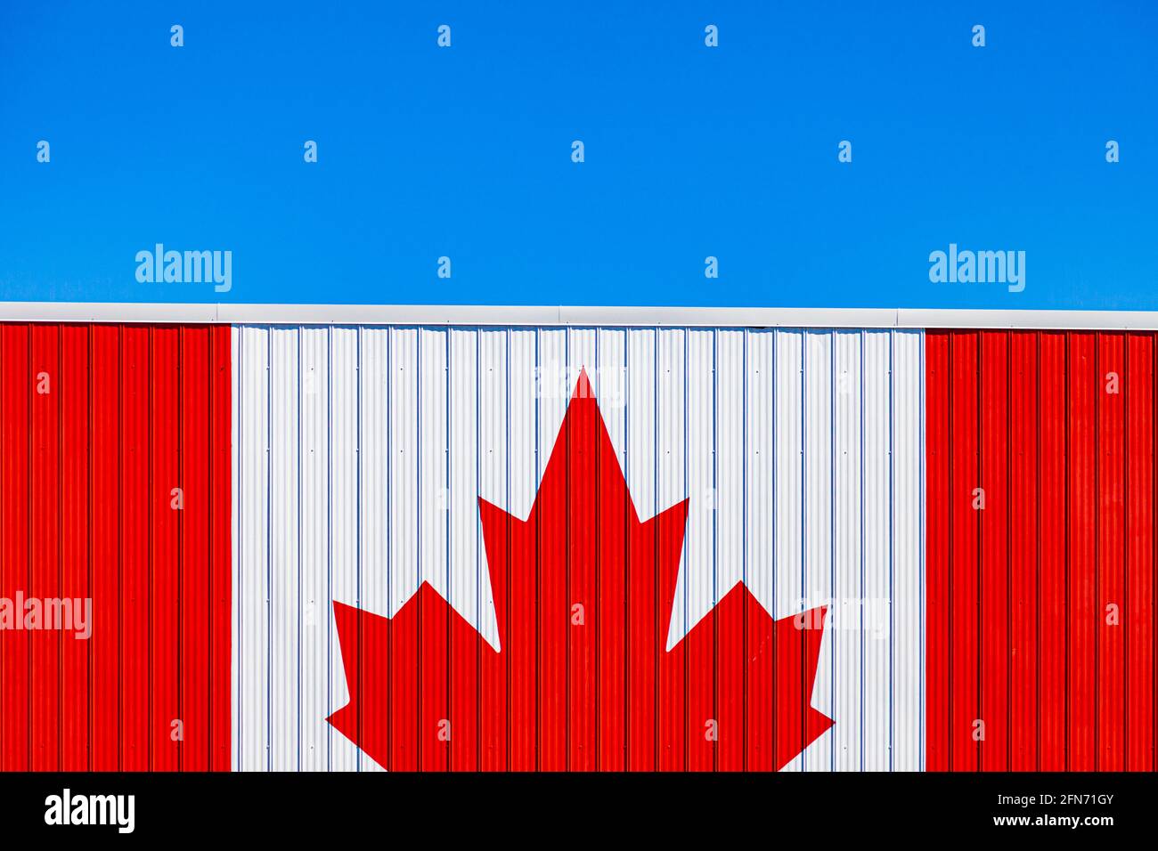 Sehr bunte kanadische Flagge auf der Seite eines gemalt Gebäude in Steveston, British Columbia, Kanada Stockfoto