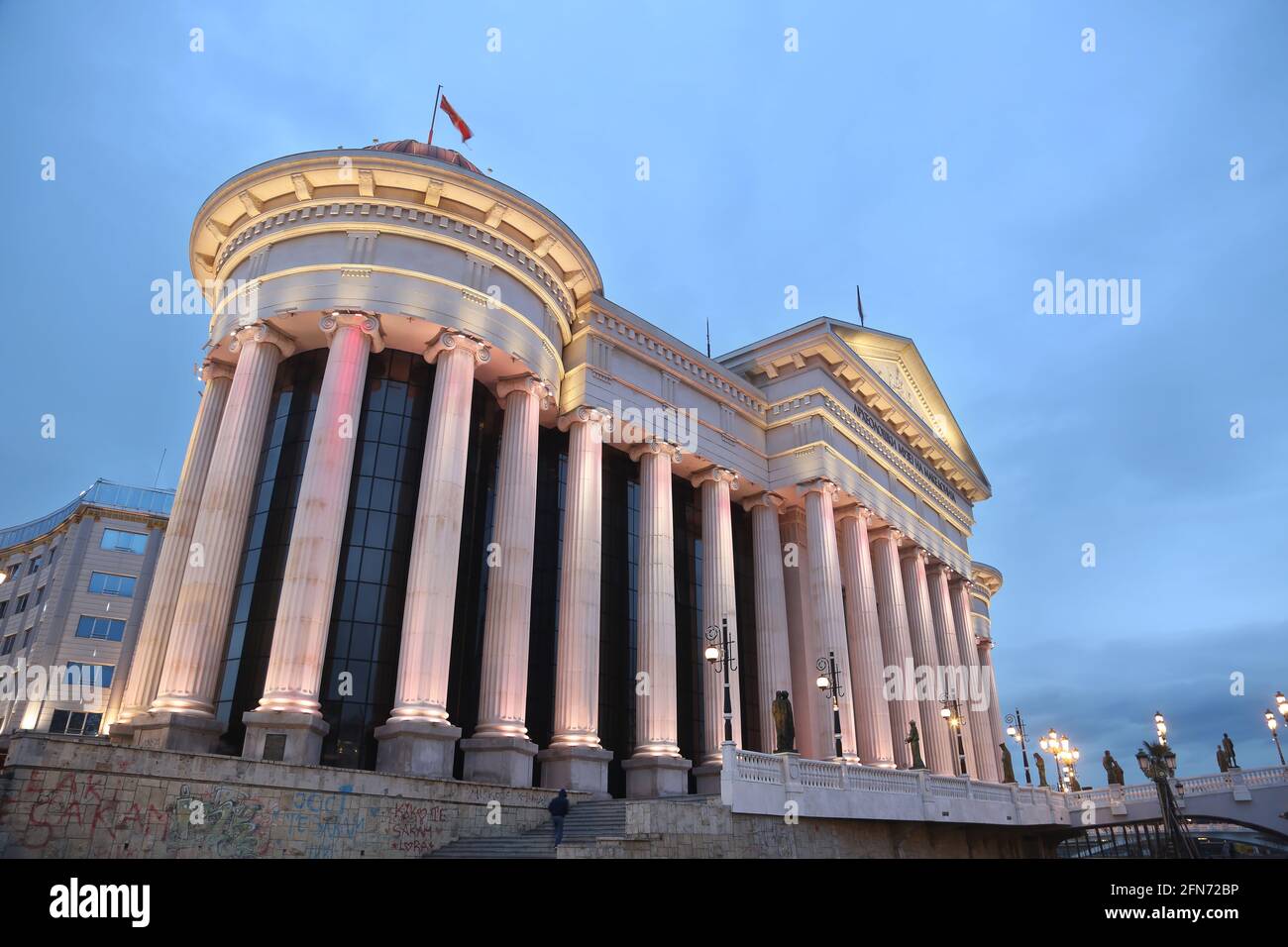 Archäologisches Museum Skopje auf dem Makedonischen Platz in Skopje, Mazedonien. Die Steinbrücke gilt als Symbol von Skopje. Stockfoto