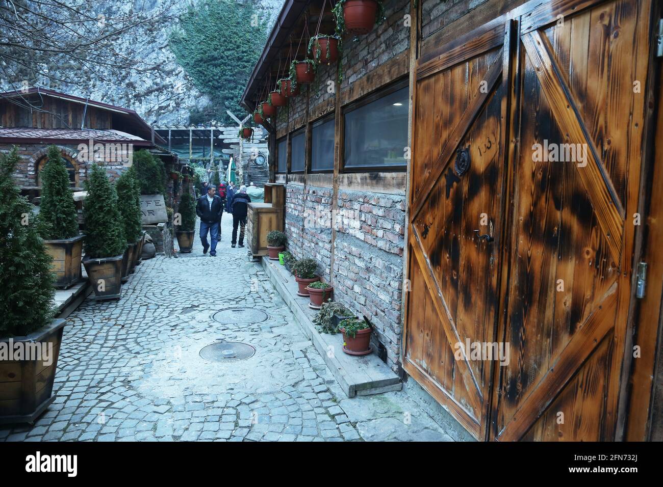 MATKA CANYON, MAZEDONIEN - DEZEMBER 23: Wunderschöne Straße des Matka Canyon in Skopje am 23. Dezember 2016 in Mazedonien. Matka ist eines der beliebtesten Outdoor-Ziele in Mazedonien. Stockfoto