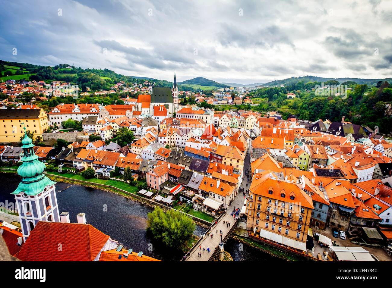 Panoramablick auf die historische Stadt Böhmische Krumlov, Luftaufnahme Stockfoto