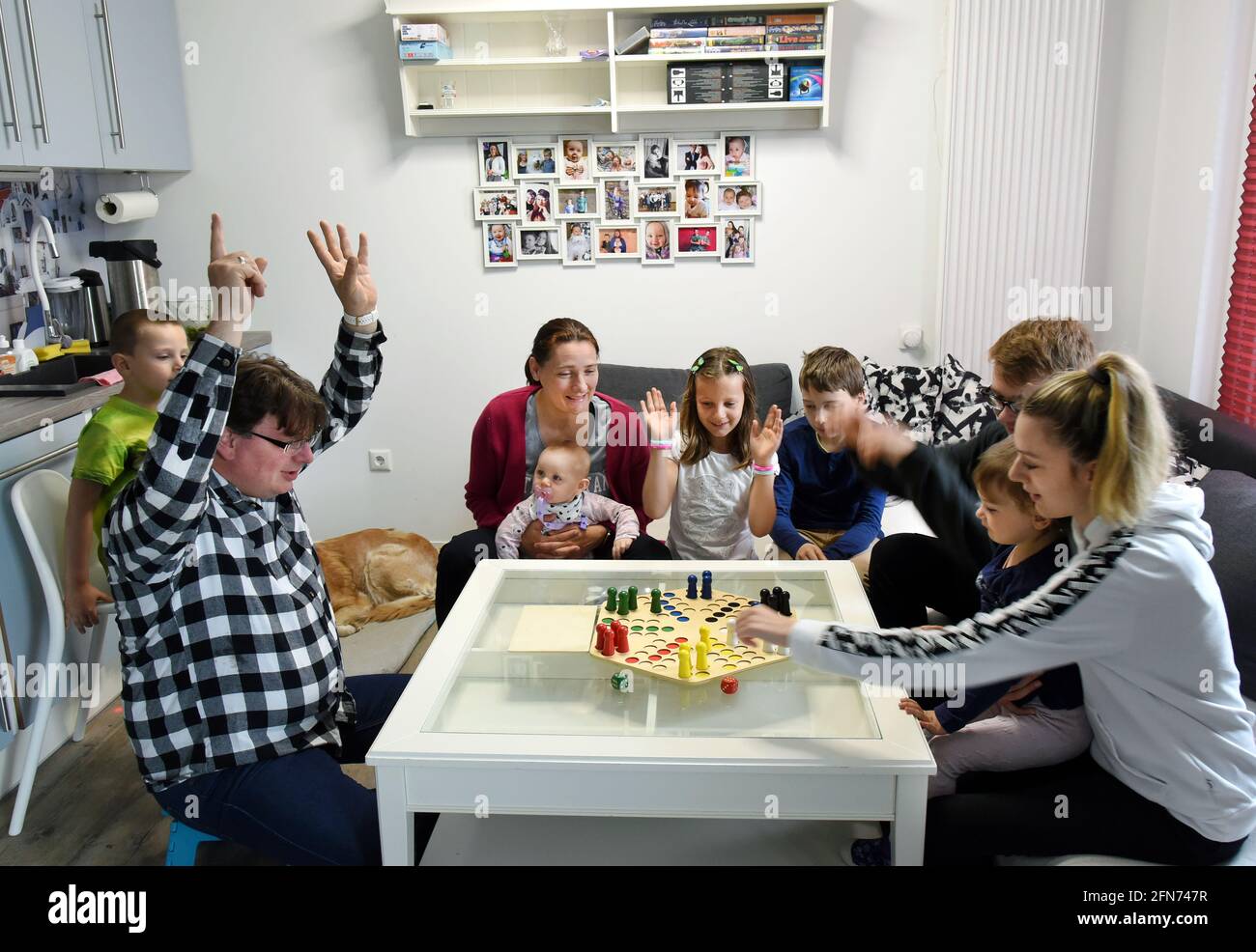 14 Mai 2021 Sachsen Leipzig Die Eltern Sandra 3 V L Und Ronny Steglich L Sitzen Mit Ihren Kindern Alina 20 Johanna 2 Freund Patrick 20 Timon 11 Kiana 7 Und Baby Paulina 9