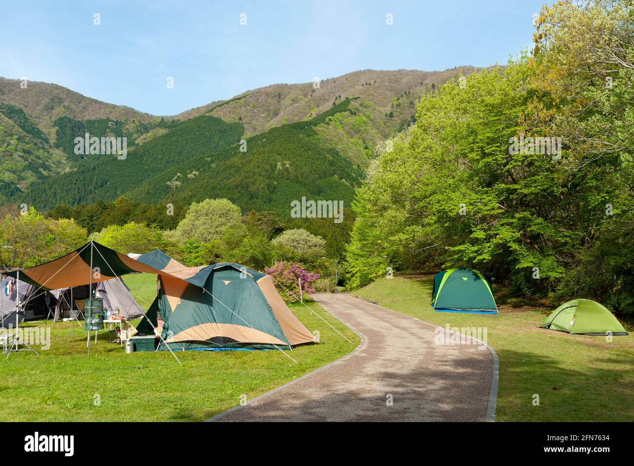 Camping-Zelte im Fuji-Hakone-Izu Nationalpark. Tanuki-Campingplatz am See in Fujinomiya, Präfektur Shizuoka, Japan. Stockfoto