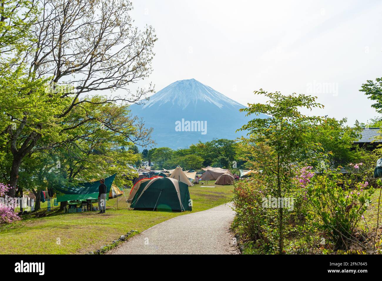 Fujinomya City, Shizuoka-ken, Japan - 23. November 2020: Camping-Zelte im Fuji-Hakone-Izu Nationalpark. Lake Tanuki Campground. Fuji Hintergrund. Stockfoto