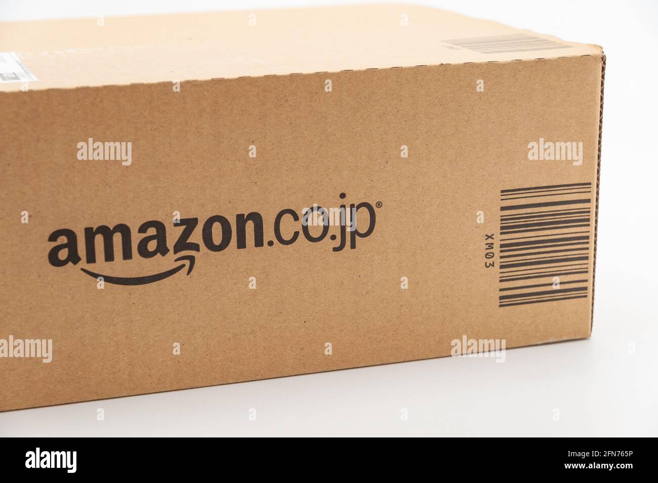 Ein Amazon Versand Karton auf weißem Hintergrund Stockfotografie - Alamy