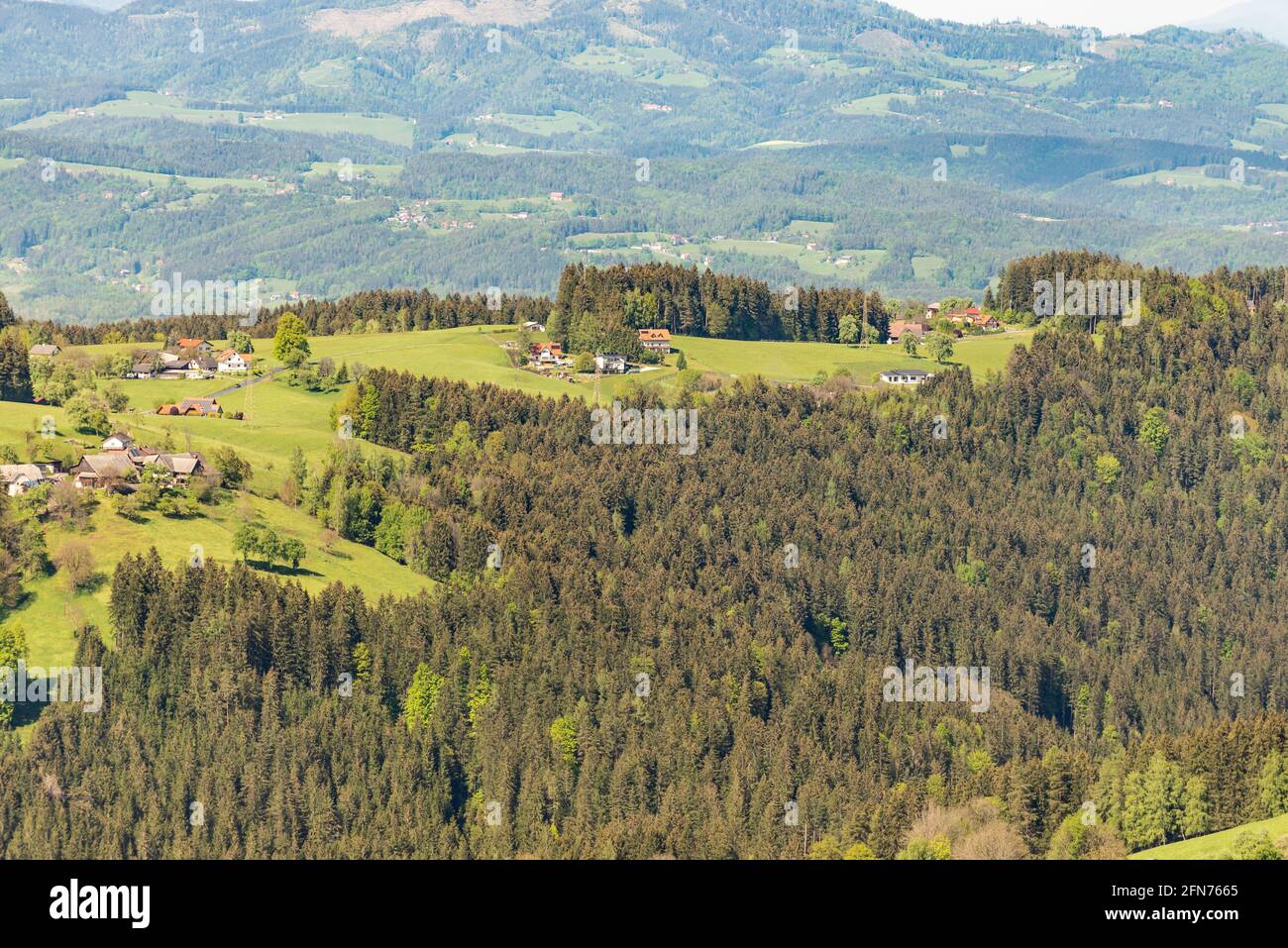Bauernhöfe in den österreichischen Bergen. Schöne Berge von Österreich im Frühling. Stockfoto