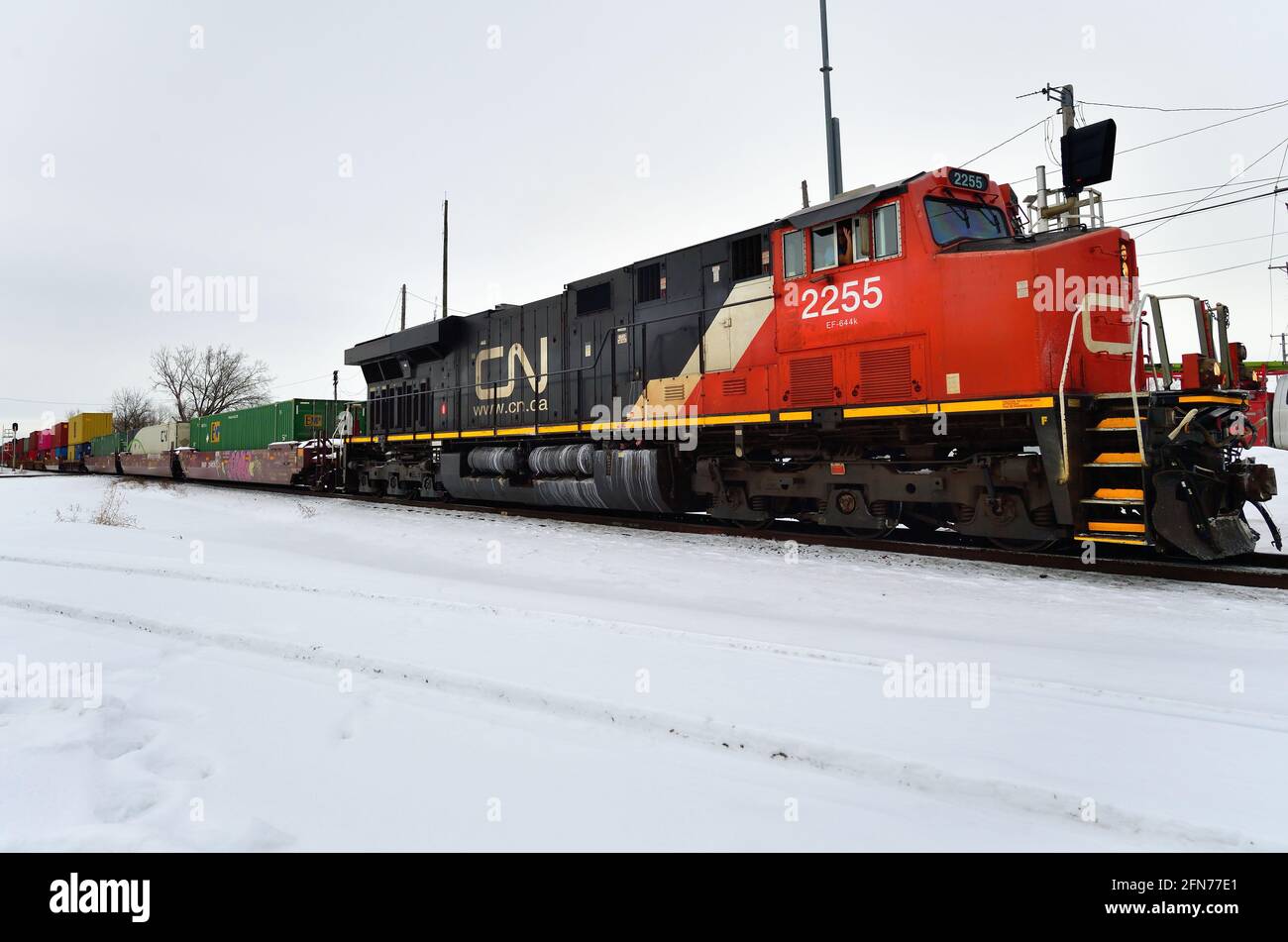 Bartlett, Illinois, USA. Mit einer freundlichen Welle seines Ingenieurs führt eine Lokomotive der Canadian National Railway einen intermodalen Güterzug. Stockfoto