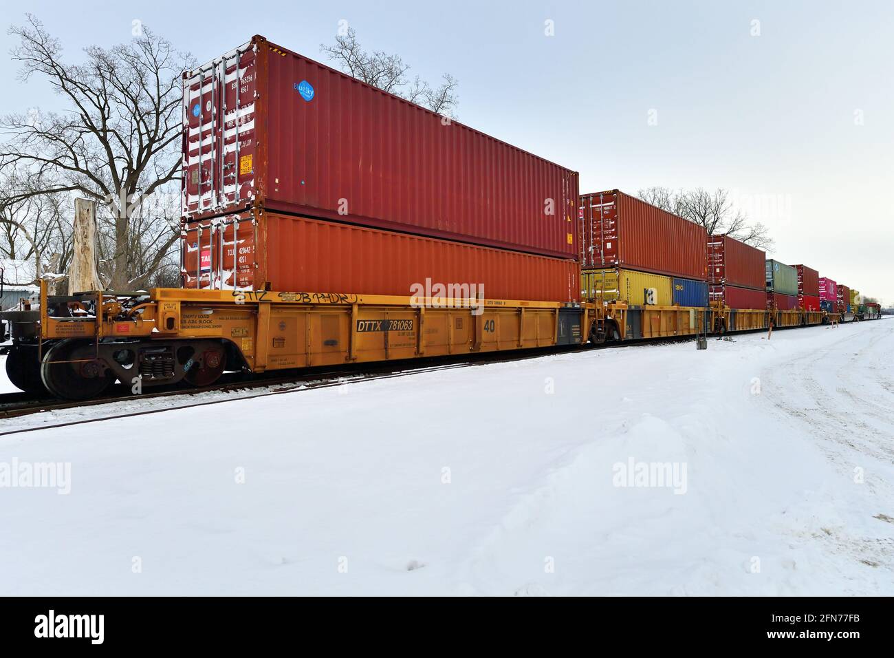 Bartlett, Illinois, USA. Ein intermodaler Güterzug der Canadian National Railway, der an einem Winternachmittag durch Illinois fährt. Stockfoto