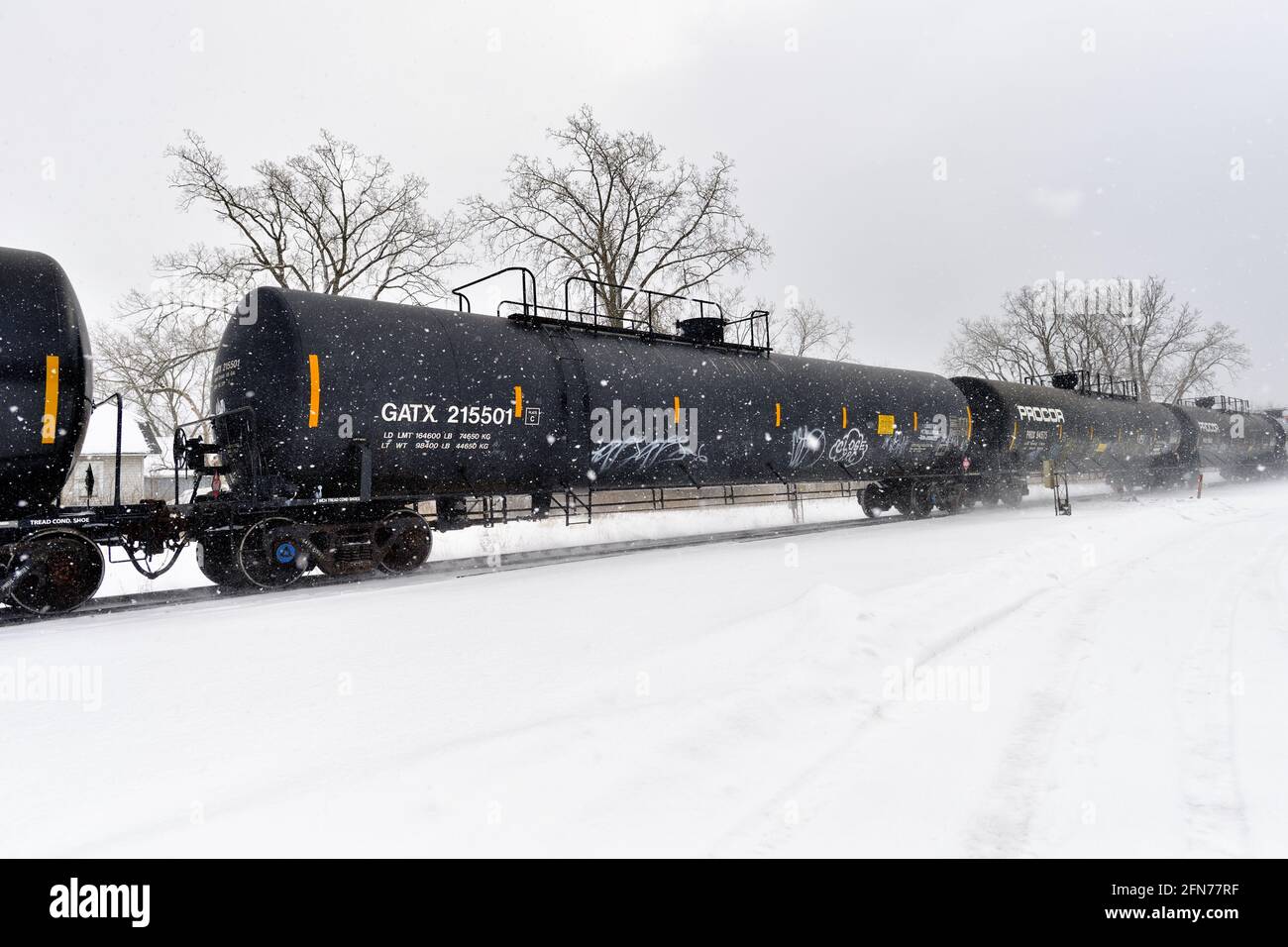 Elgin, Illinois, USA. Ein Frachtzug der Canadian National Railway in Richtung Norden durch eine schneebedeckte Landschaft von Illinois. Stockfoto