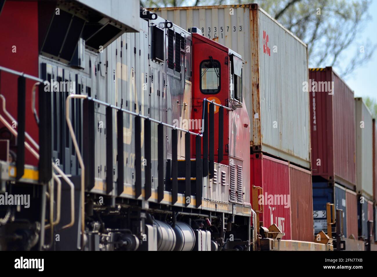 Hoffman Estates, Illinois, USA. Nahaufnahme eines vorbeifahrenden intermodalen Güterzuges durch den Nordosten von Illinois auf einer Reise in den Westen Kanadas. Stockfoto