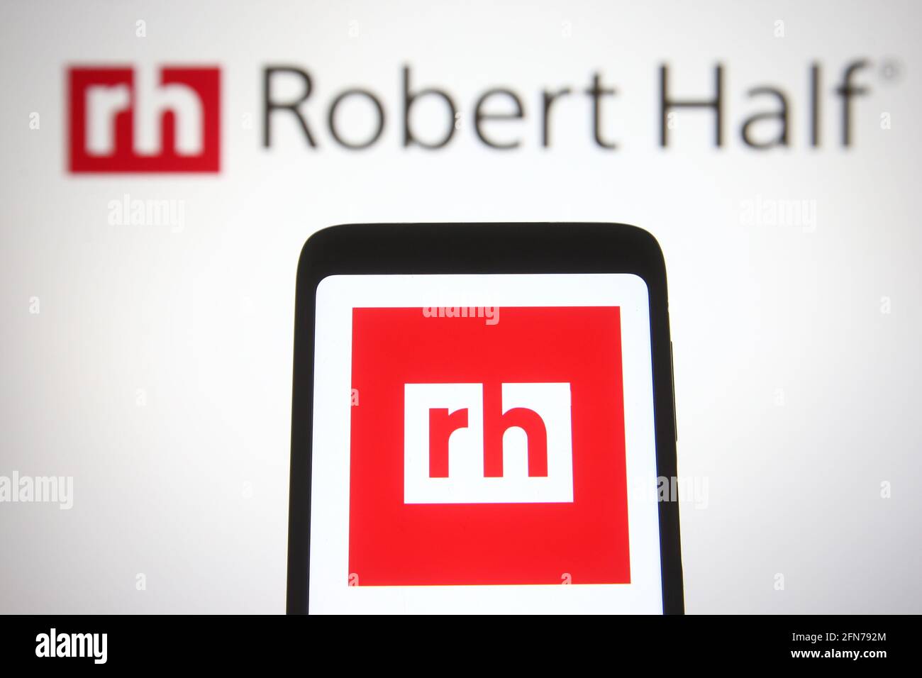 Ukraine. Mai 2021. In dieser Fototafel ist das Robert-Half-Logo einer Beratungsfirma auf einem Smartphone und einem pc-Bildschirm zu sehen. (Foto von Pavlo Gonchar/SOPA Images/Sipa USA) Quelle: SIPA USA/Alamy Live News Stockfoto