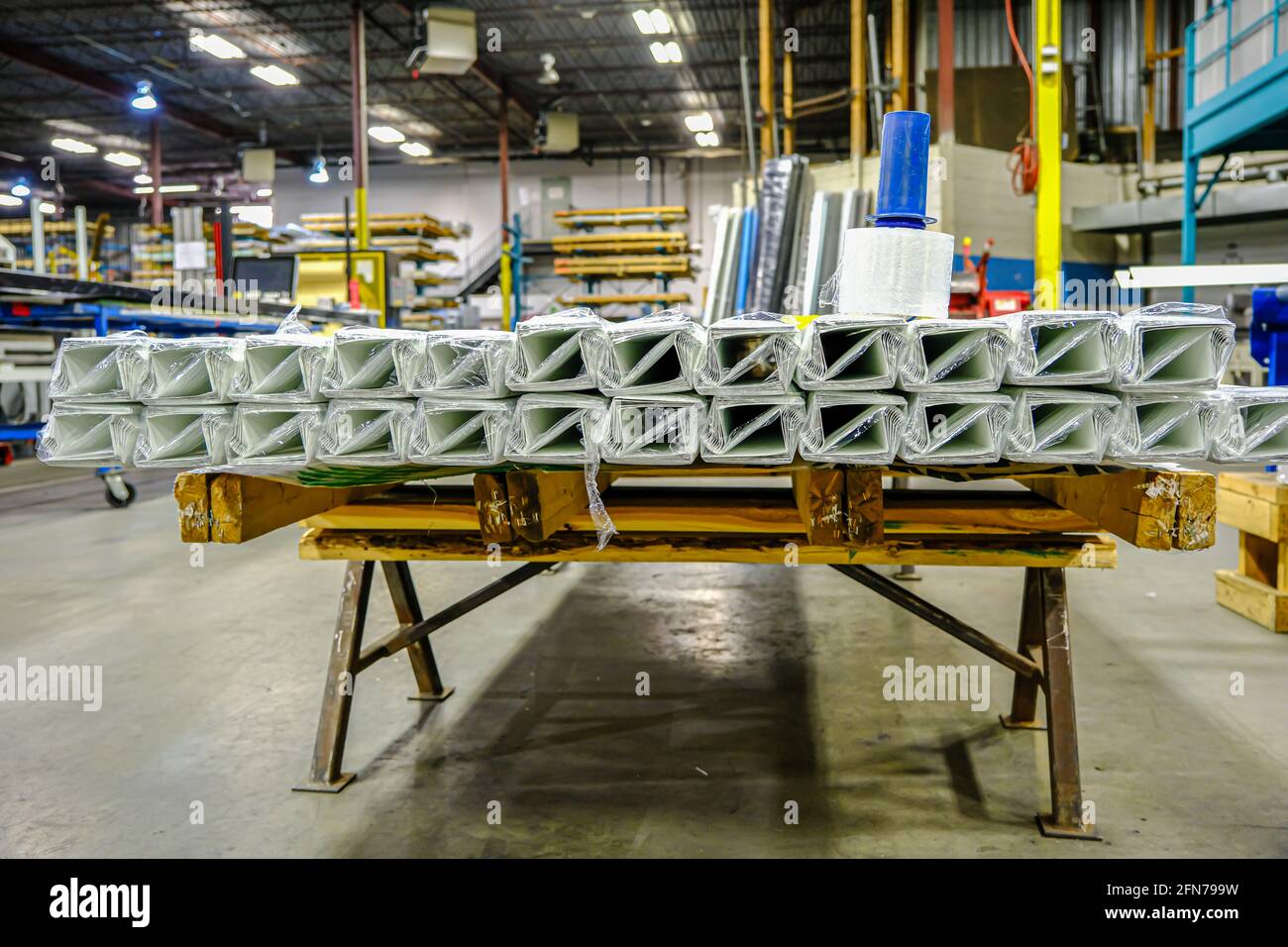 Metall blinkend verpackt und bereit für den Versand in Dachfabrik Stockfoto