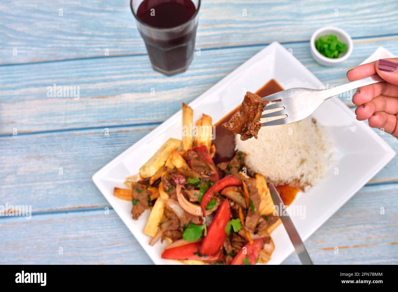 Peruanische Küche 'Lomo saltado': EIN gesalzenes Rindfleisch mit Tomaten, Zwiebeln, gebratenen Kartoffeln und Reis. Draufsicht Stockfoto
