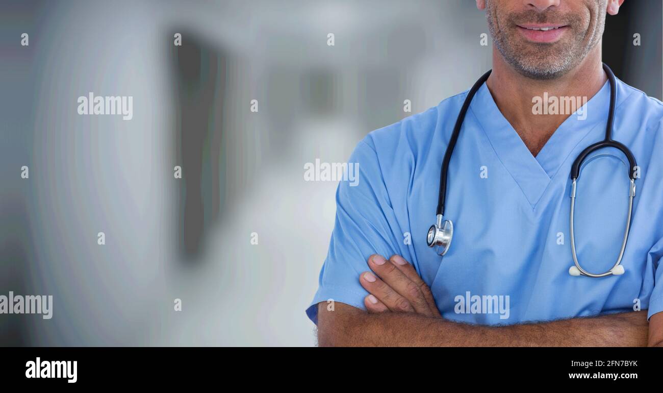 Zusammensetzung des mittleren Abschnitts des männlichen Chirurgen in Scrubs und Stethoskop Mit Kopierbereich Stockfoto