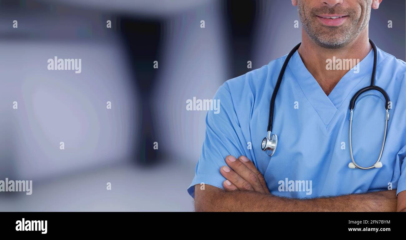Zusammensetzung des mittleren Abschnitts des männlichen Chirurgen in Scrubs und Stethoskop Mit Kopierbereich Stockfoto
