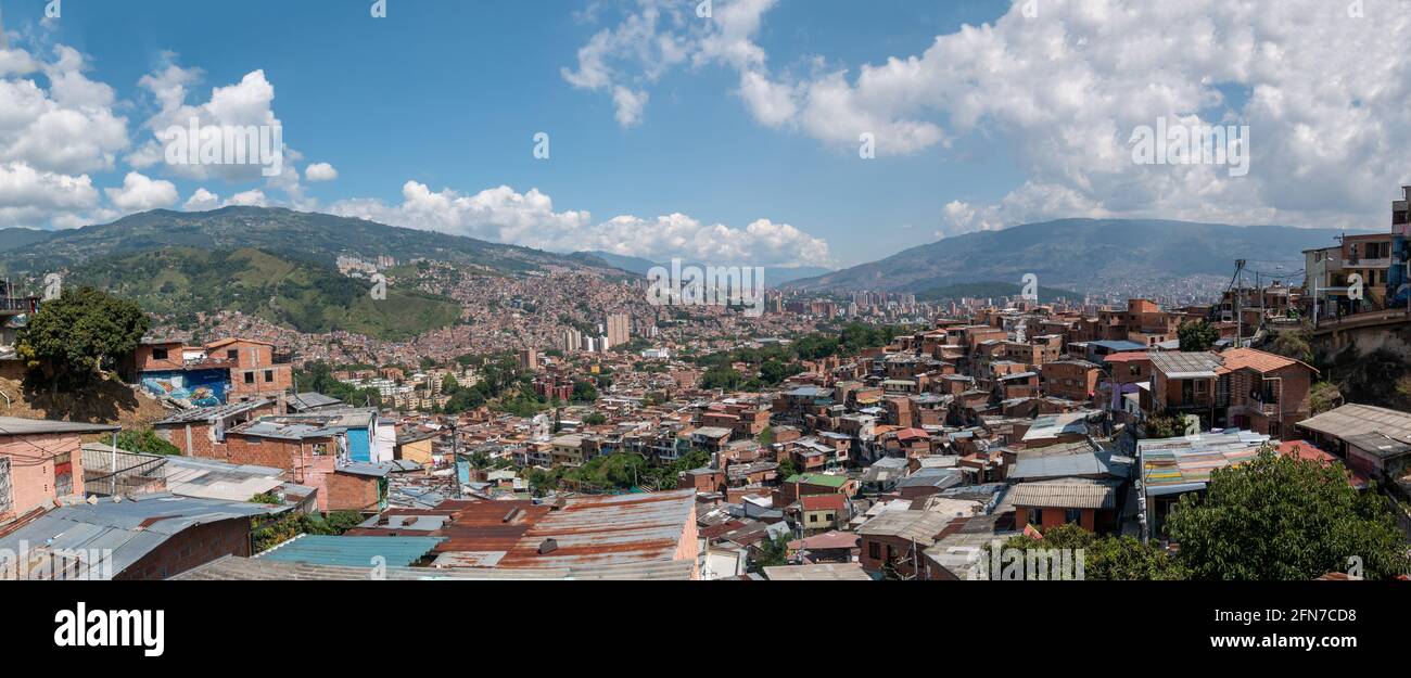 Medellin, Antioquia, Kolumbien - Dezember 23 2020: Comuna 13, Touristische künstlerische städtische Attraktion Kulturhistorische Nachbarschaft an einem bewölkten Tag Stockfoto