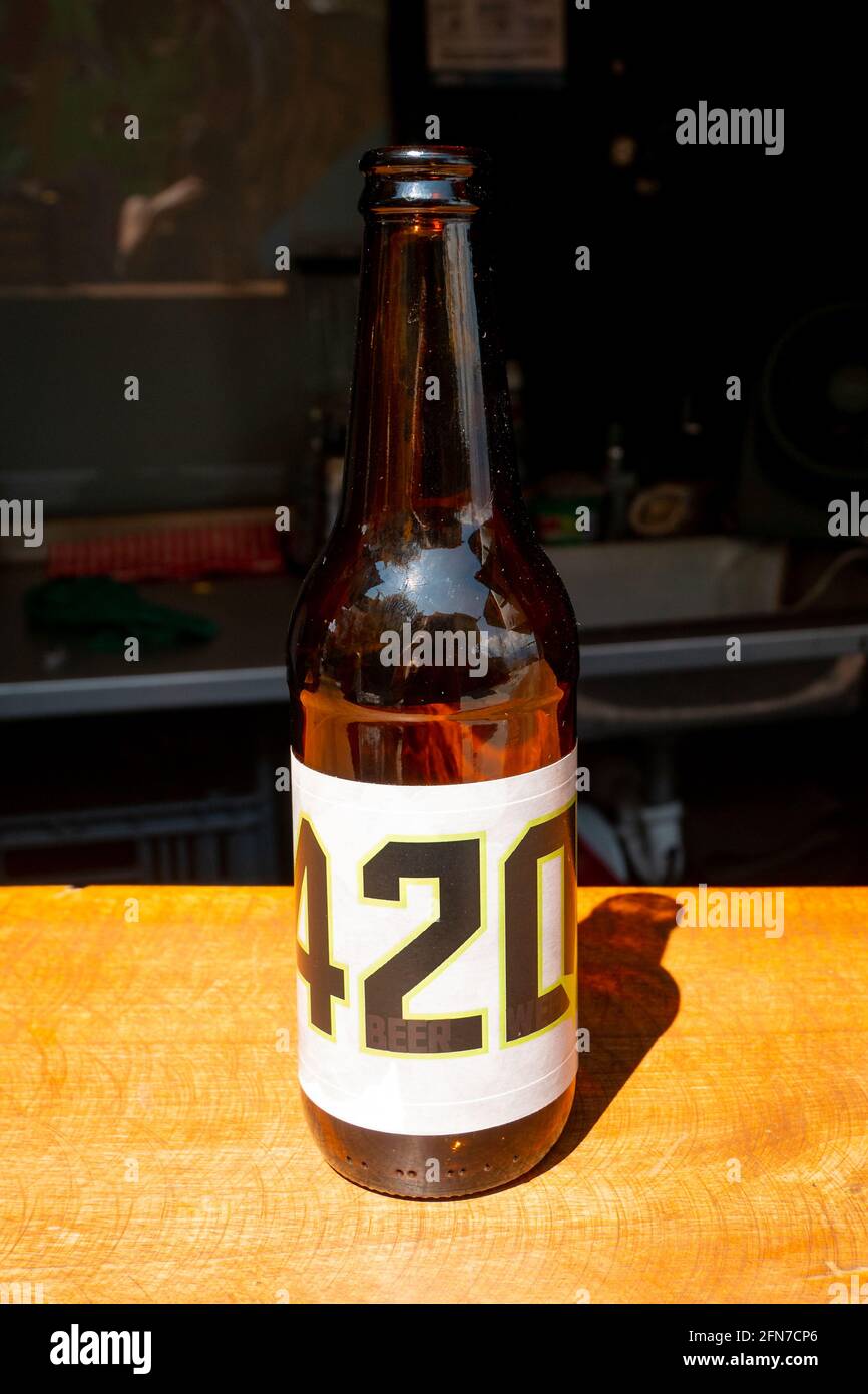 Medellin, Antioquia, Kolumbien - Dezember 23 2020: Ein handgefertigtes Bier mit einem Etikett mit den Nummern 420 auf einem Holztisch Stockfoto