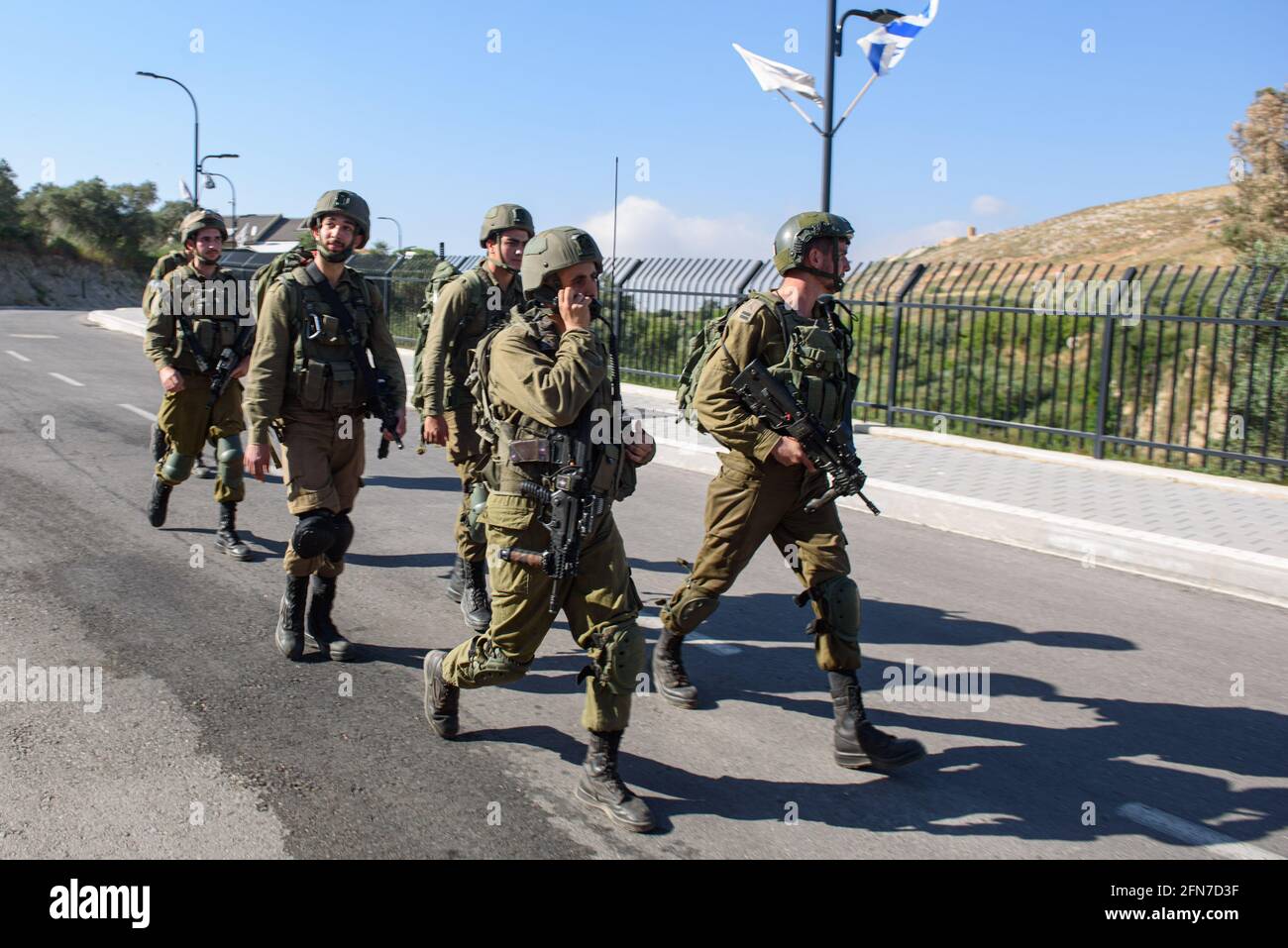 (210515) -- METULA, 15. Mai 2021 (Xinhua) -- israelische Soldaten setzen in der Nähe der nordisraelischen Stadt Metula nahe der Grenze zum Libanon ein, nachdem einige libanesische Demonstranten am 14. Mai 2021 den israelisch-libanesischen Grenzzaun überquert hatten. Israelische Panzer feuerten am Freitag „Warnschüsse“ auf libanesische Demonstranten ab, nachdem sie den Grenzzaun verletzt hatten, teilte die israelische Armee mit. (Ayal Margolin/JINI über Xinhua) Stockfoto