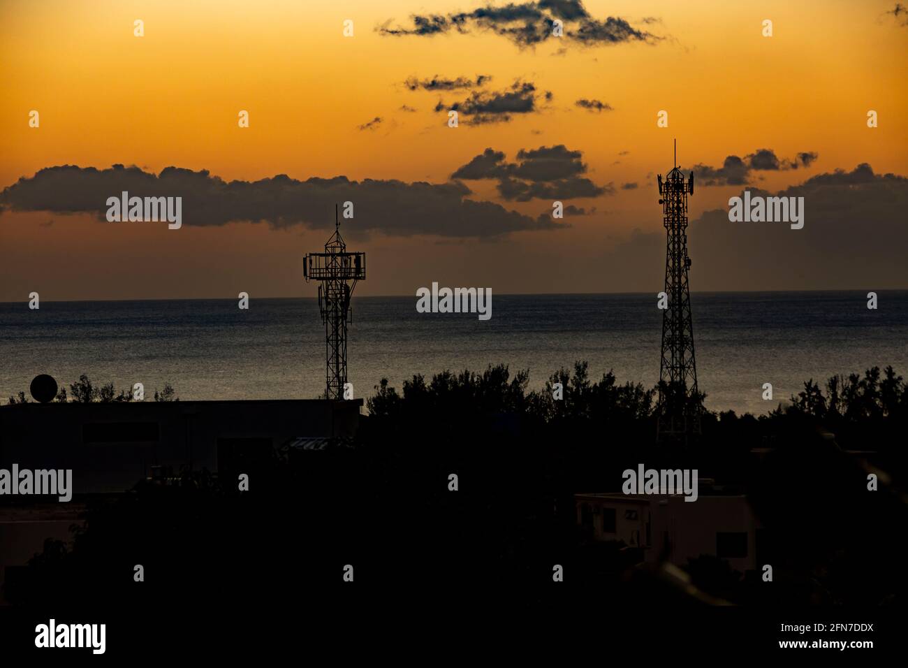 Wolken und Meer während der Blauen Stunde in Albion, westlich der tropischen Insel Mauritius Stockfoto