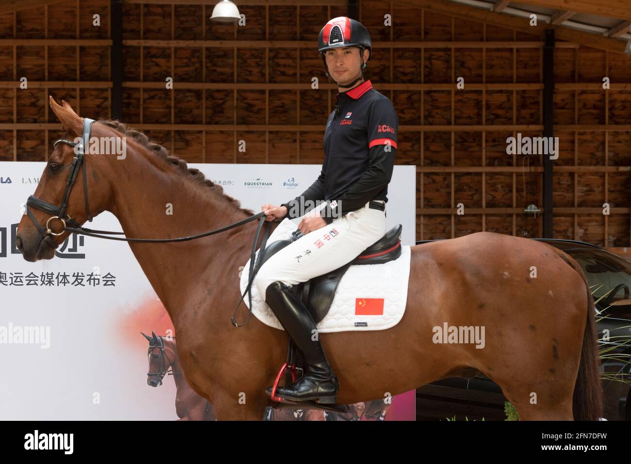 In Der Britischen Regierung. Mai 2021. Alex Hua Tian reitet auf seinem Pferd „Don“ während einer Pressekonferenz am 14. Mai 2021 in Tscheshire, Großbritannien. Chinas erster Olympiateilnehmer Alex Hua Tian stellte auf der Pressekonferenz im Pinfold Stables in der britischen Hauptstadt Tscheshire seinen neuen Slogan „Hoof Print to Tokyo“ für die Olympischen Spiele vor. Quelle: Ray Tang/Xinhua/Alamy Live News Stockfoto