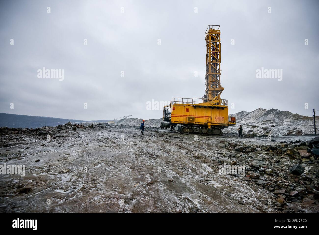 Weißrussland. November 2014 - Spezielle Meißel-Werkzeugmaschinen zum Bohren von tiefen Meißeln für die Durchführung von Sprengarbeiten in der Karriere. Arbeiter in Overalls. Produktion Gewinnung von Granitstein durch Steinbruchmaschinen in Mikashevichi. Stockfoto