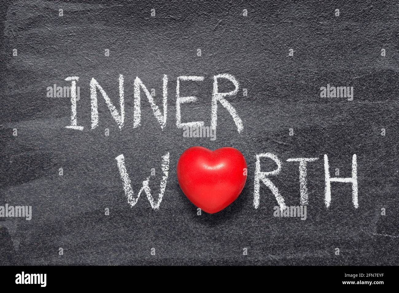 Innerer Wortwert auf Tafel mit rotem Herzsymbol geschrieben Stockfoto