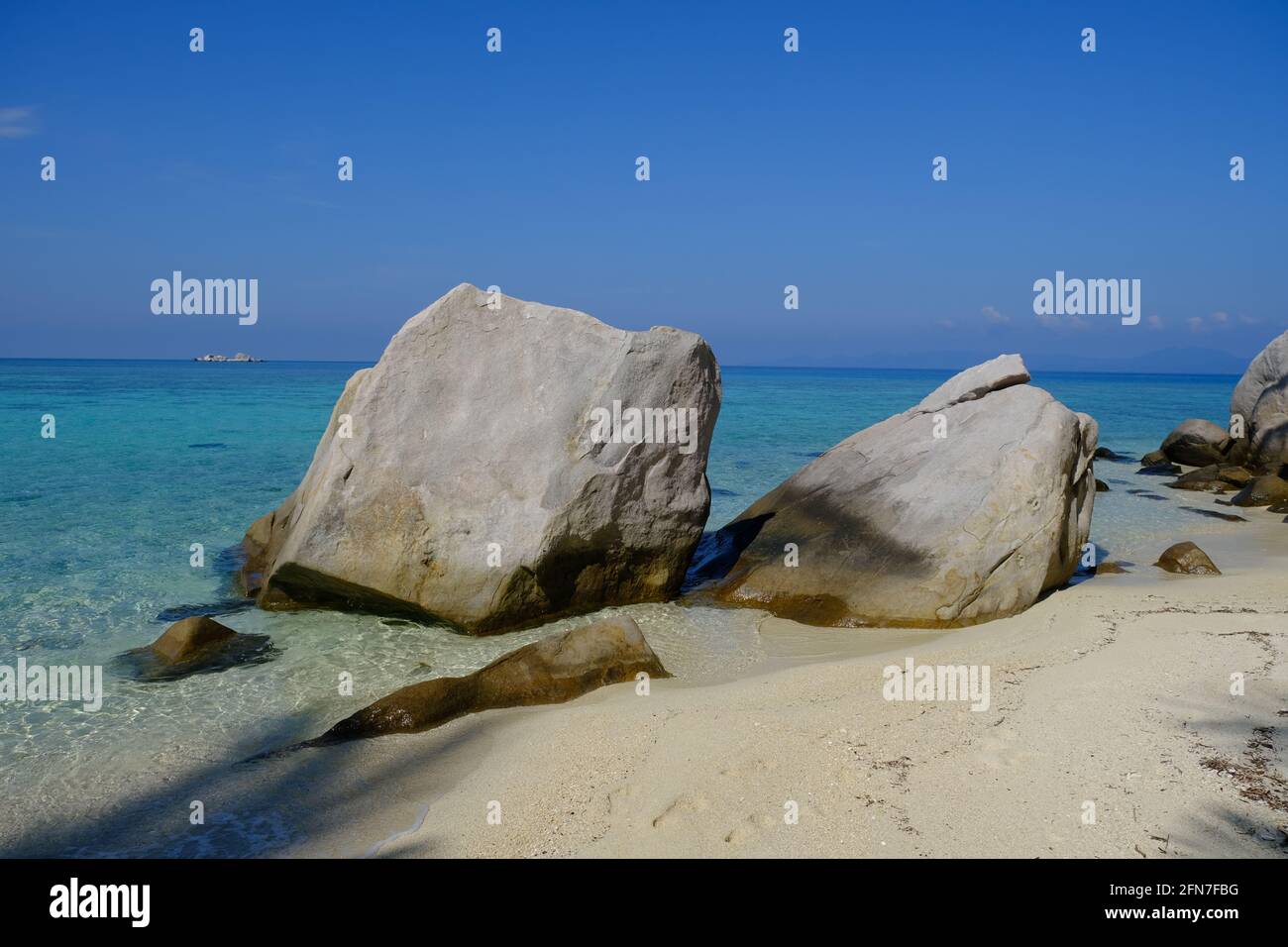 Indonesien Anambas-Inseln - Telaga Island Strand mit Felsen Stockfoto